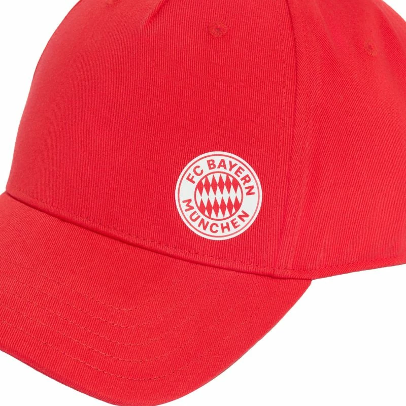 Kapelë adidas FC Bayern Munich Essentials IA2333, e kuqe [Madhësia: M - L]