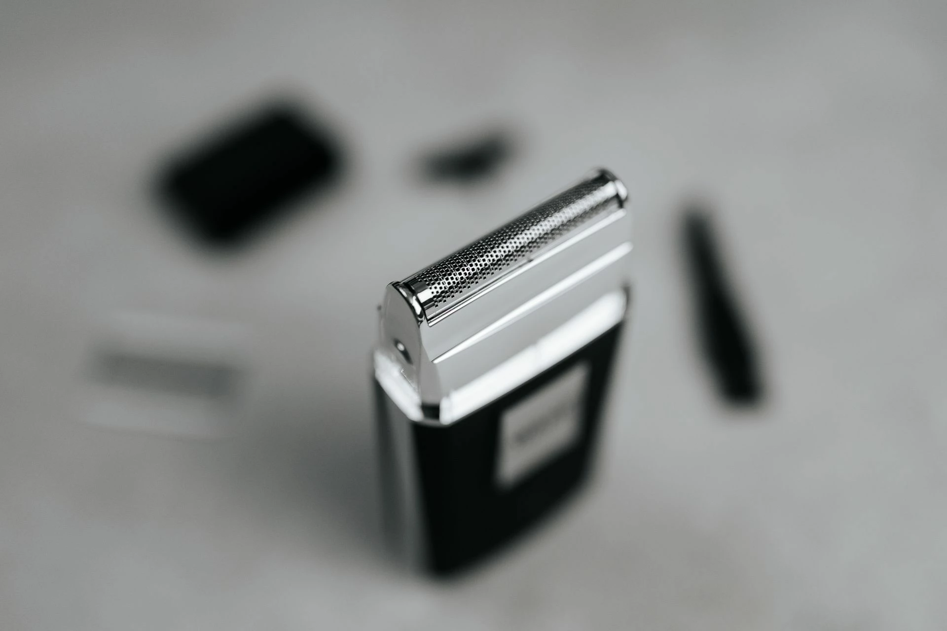 Makinë rroje Wahl Travel Shaver 03615-1016, folje, me bateri 45 min, karikim 480 min, set me qese + fletë prerëse rezervë + brushë pastrimi, e zezë