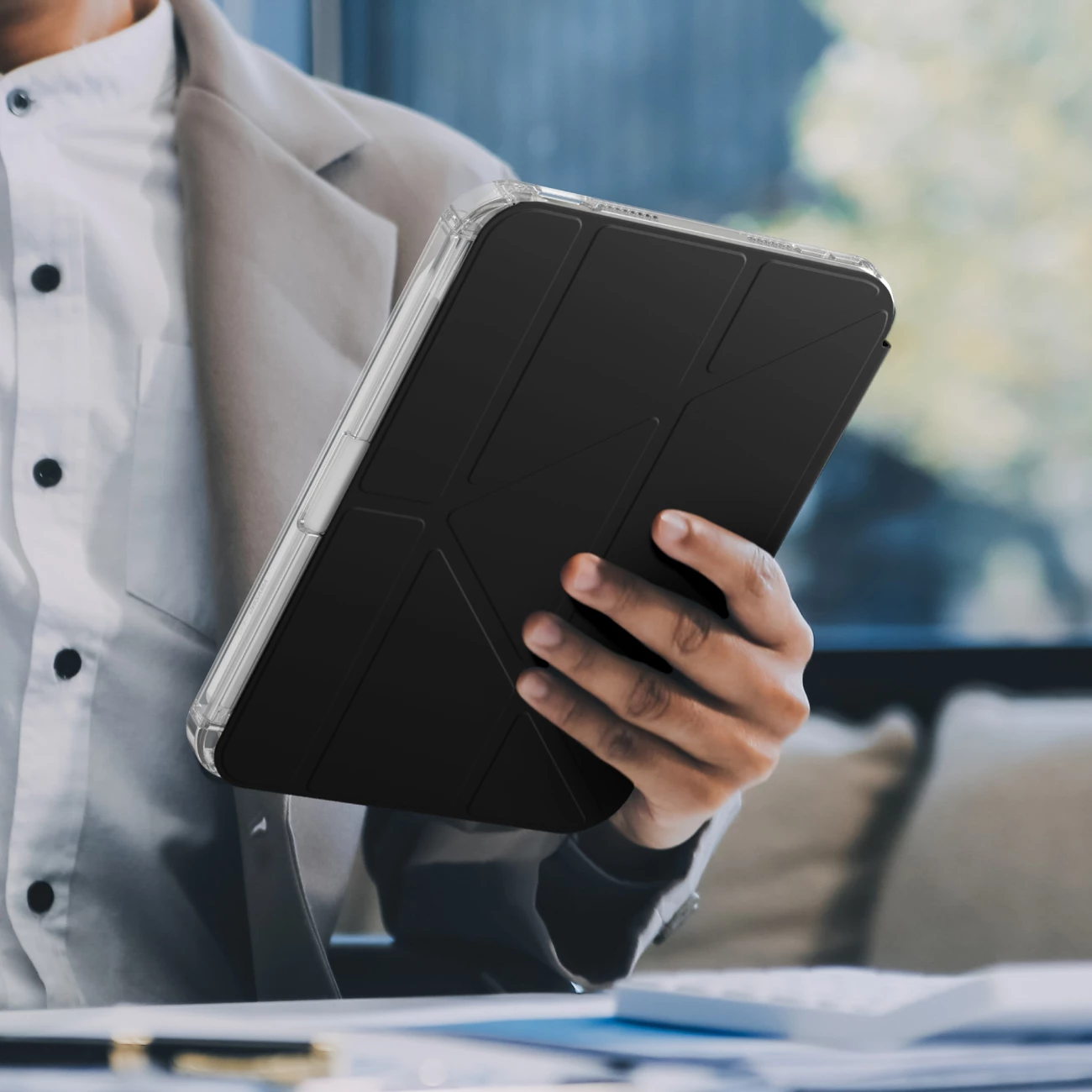 Mbështjellës tablet AmazingThing Minimal Case për iPad Air 11" M3 (2025), kapak folio me qëndrim, mbajtës Apple Pencil, panel i pasmë transparent, i zi