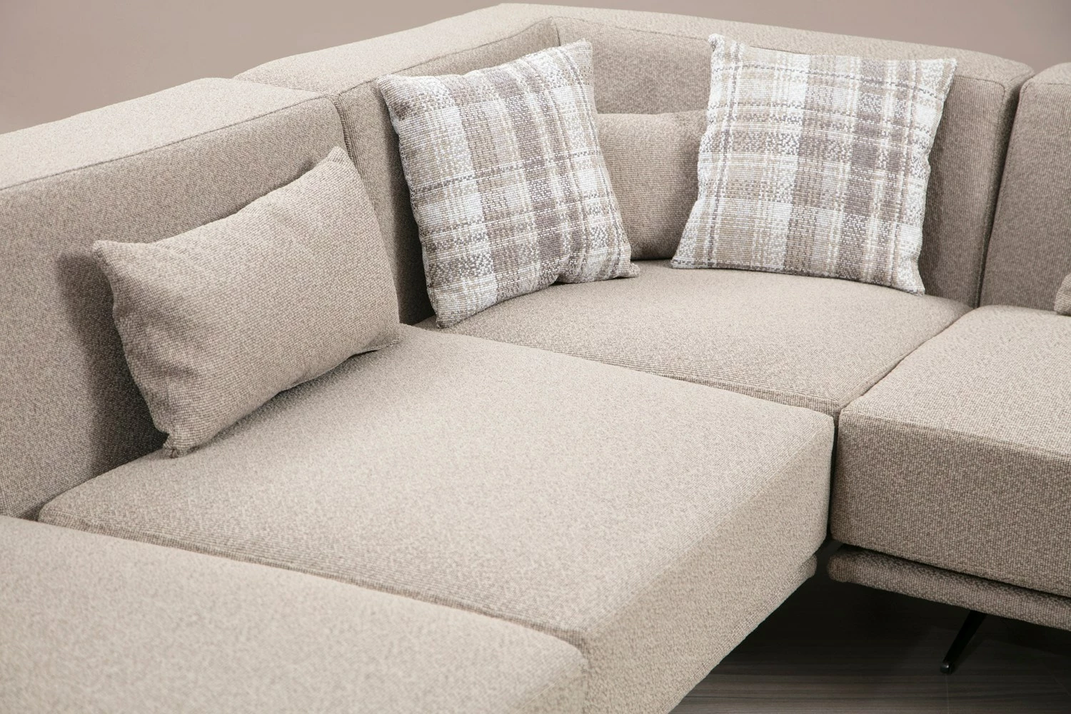 Kënd-sofë Atelier del Sofa, Bentley Corner (L3-C-O1-PUF), bezhë