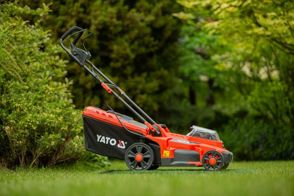 Kositëse bari me bateri Yato YT-85224 36 V, 43 cm, shportë 50 L, 2x 4.0 Ah, karikues i dyfishtë, e kuqe/zezë