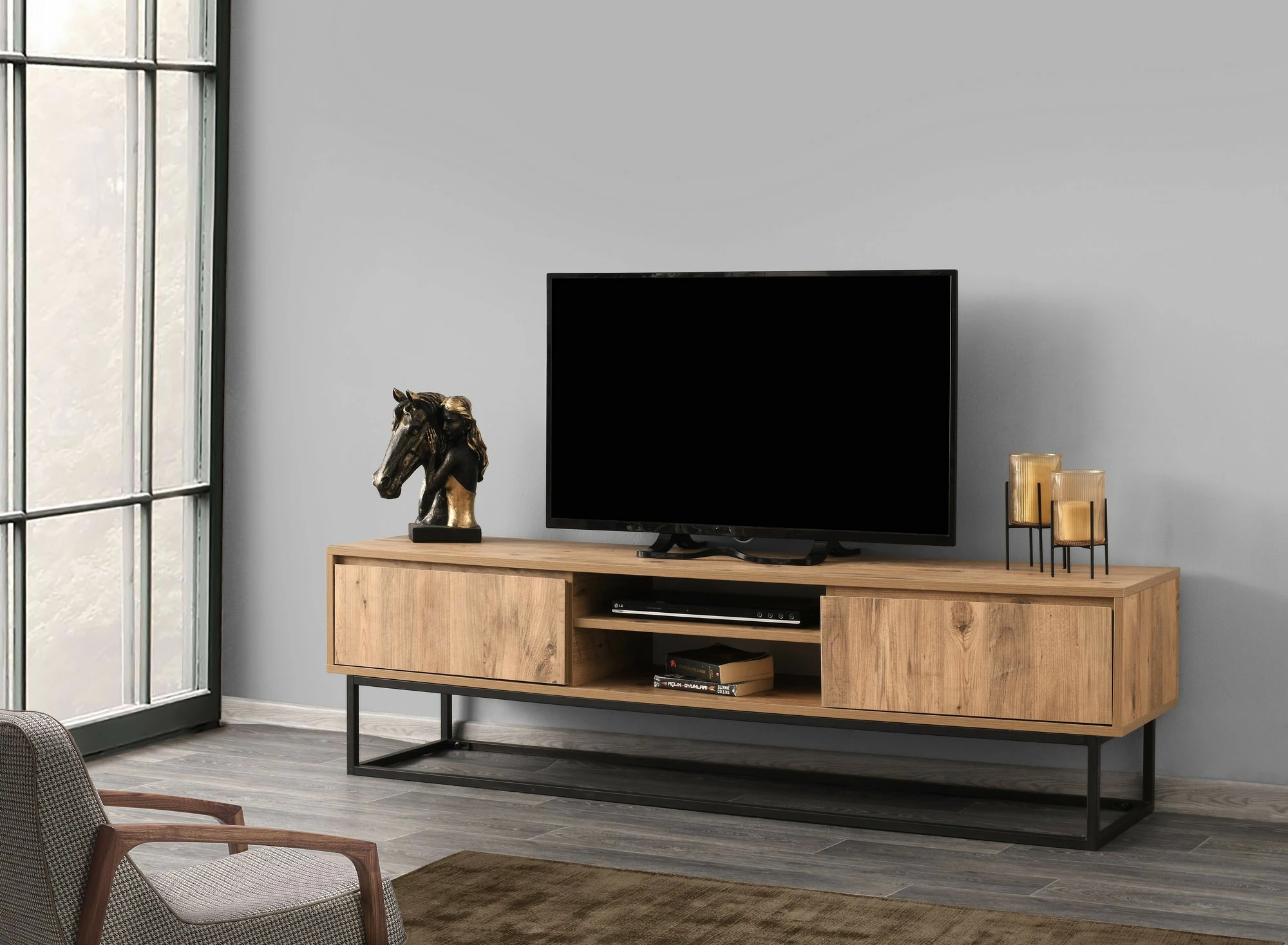 Komodë TV Hanah Home, Belinda 180, ngjyrë e zezë dhe pishë