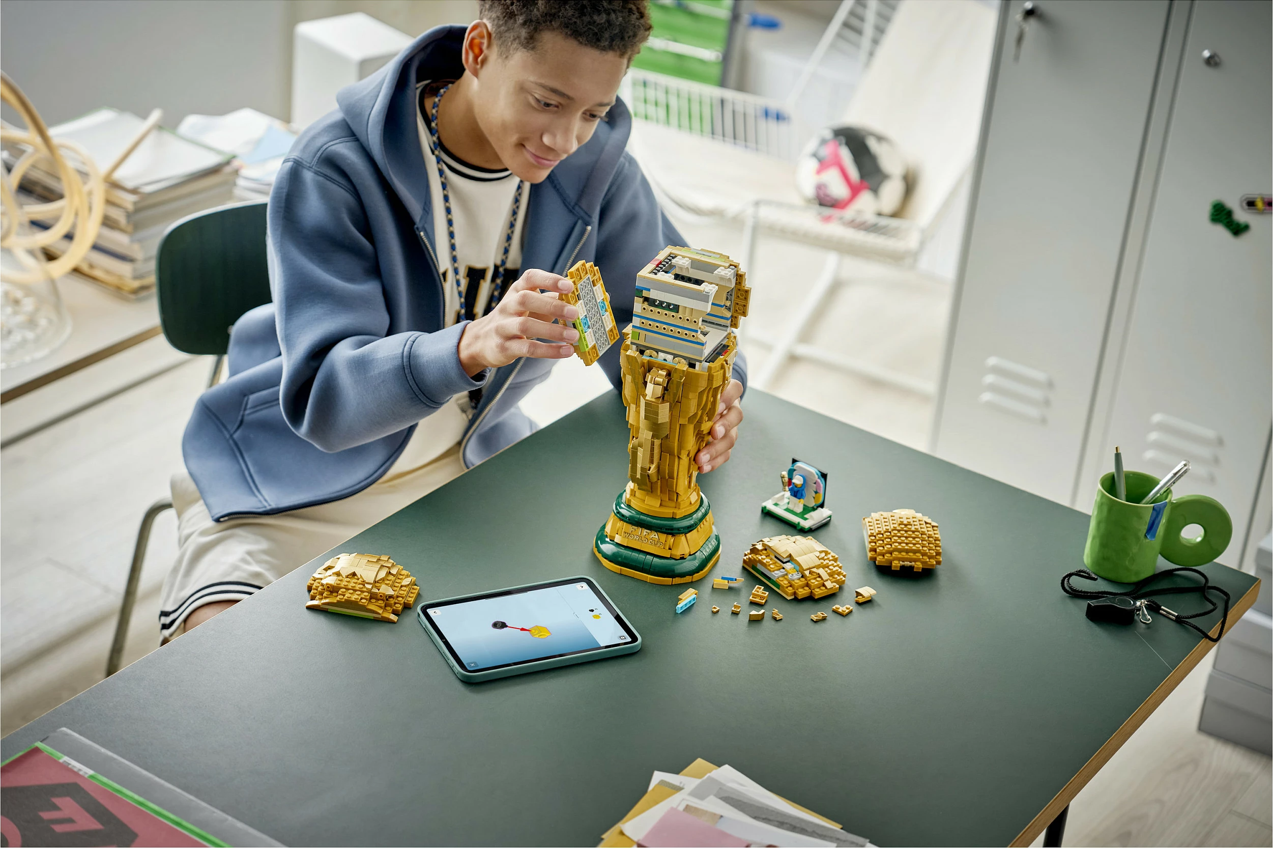 Set ndërtimi LEGO FIFA World Cup Official Trophy 43020, 2842 copë, shumëngjyrësh