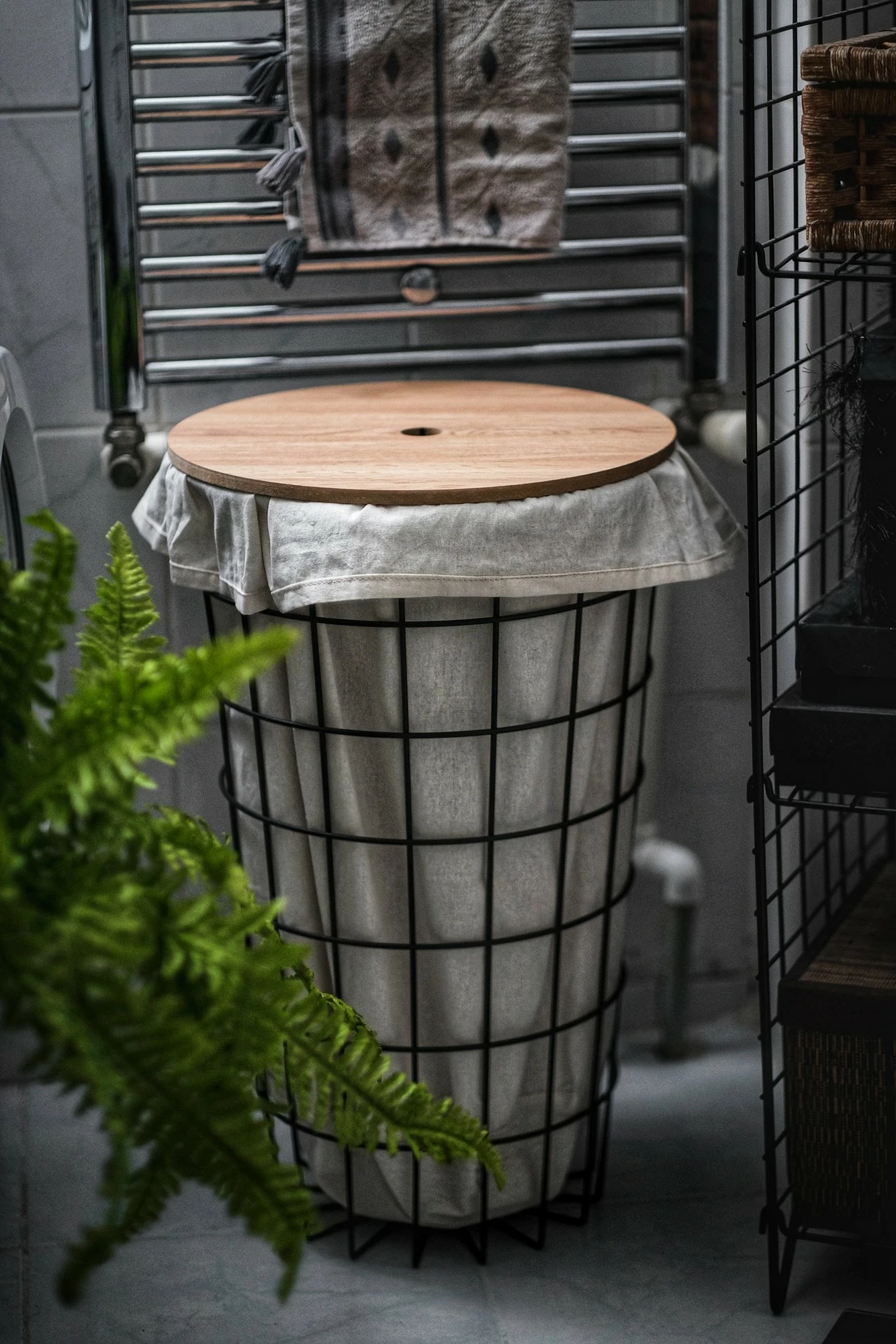 Shportë rrobash Hanah Home, ngjyrë lisi dhe e zezë