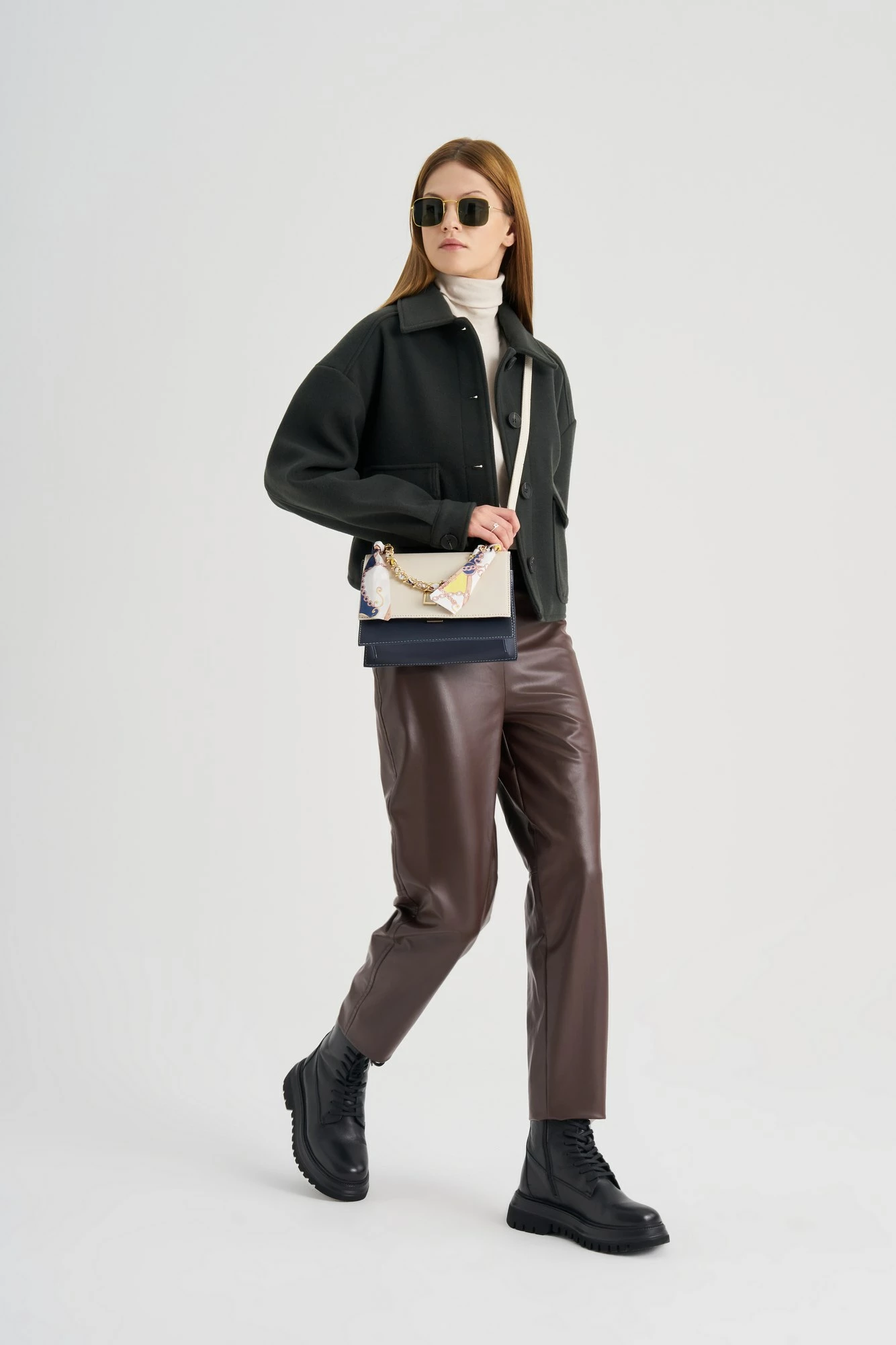 Çantë crossbody Lucky Bees, krem dhe blu e errët, 918