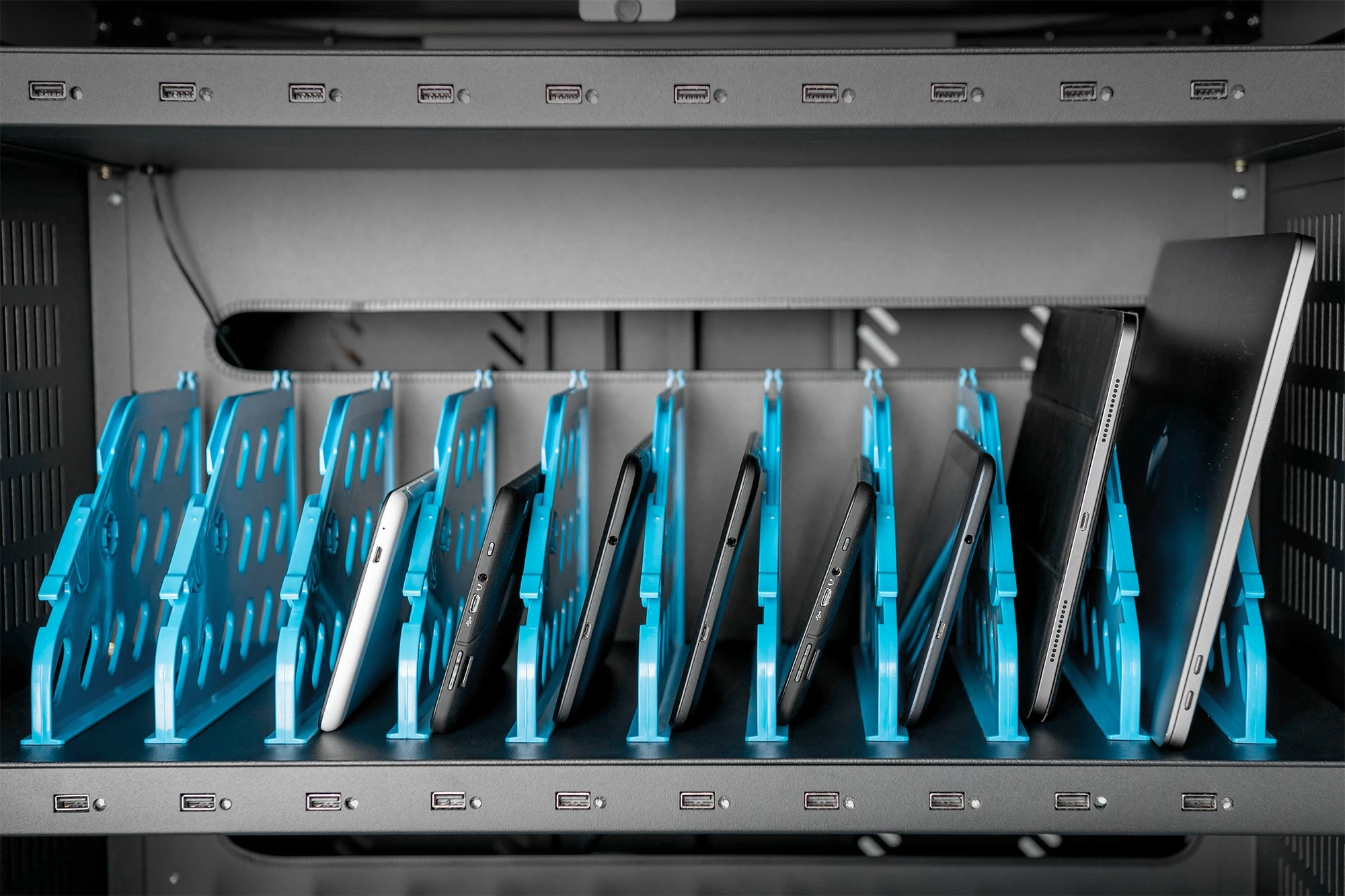 Kasë karikimi Digitus për 30 laptopë/tabletë deri 15.6 inç, USB-A, me rrota, e zezë