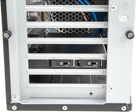 Kartë PCIe DeLOCK Mobile Rack për 2x M.2 NVMe SSD, PCIe 4.0, ftohje aktive, e zezë