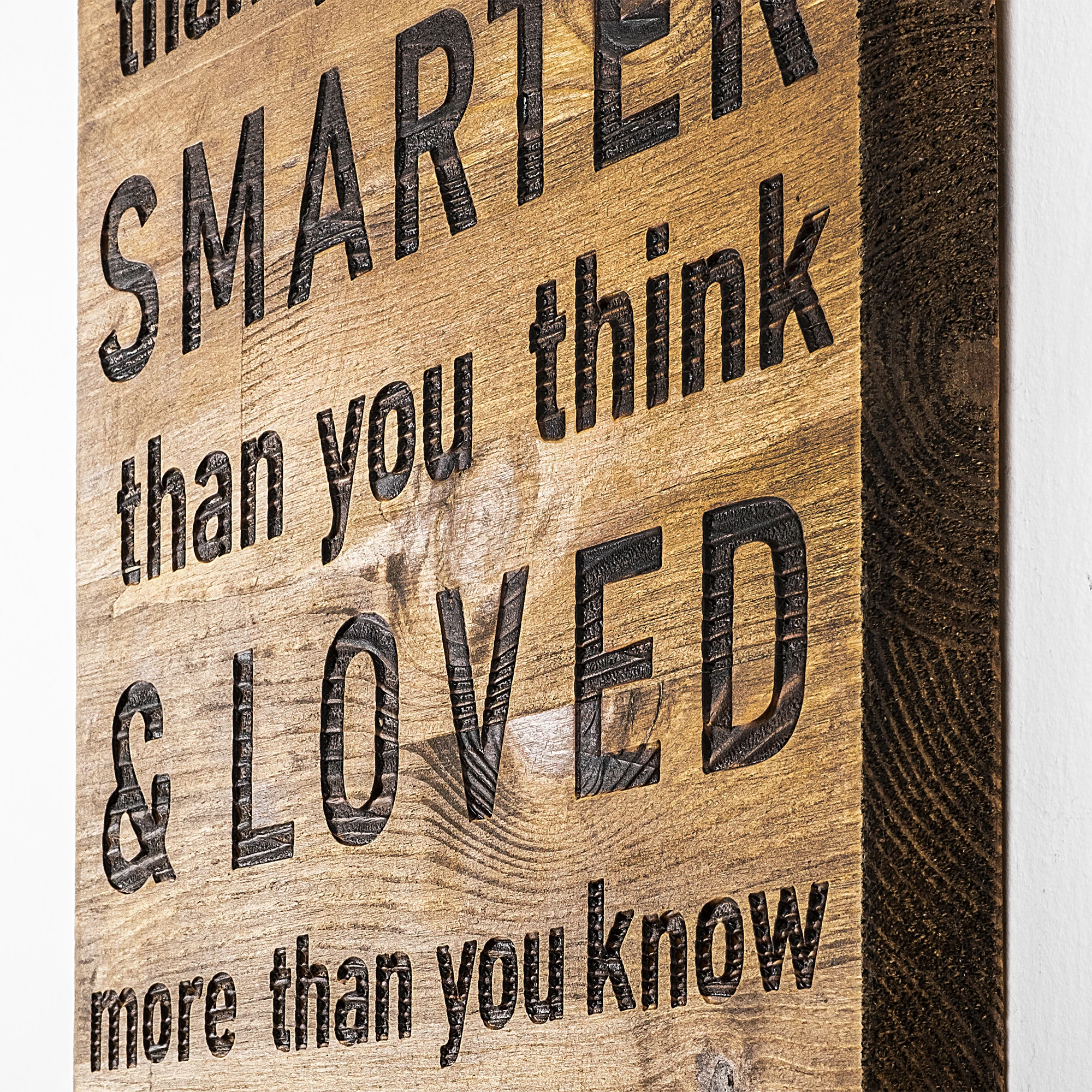 Aksesori dekorativ prej druri për mur, Wallity, Braver Stronger Smarter Loved, ngjyrë arre dhe e zezë, 30x3x58cm