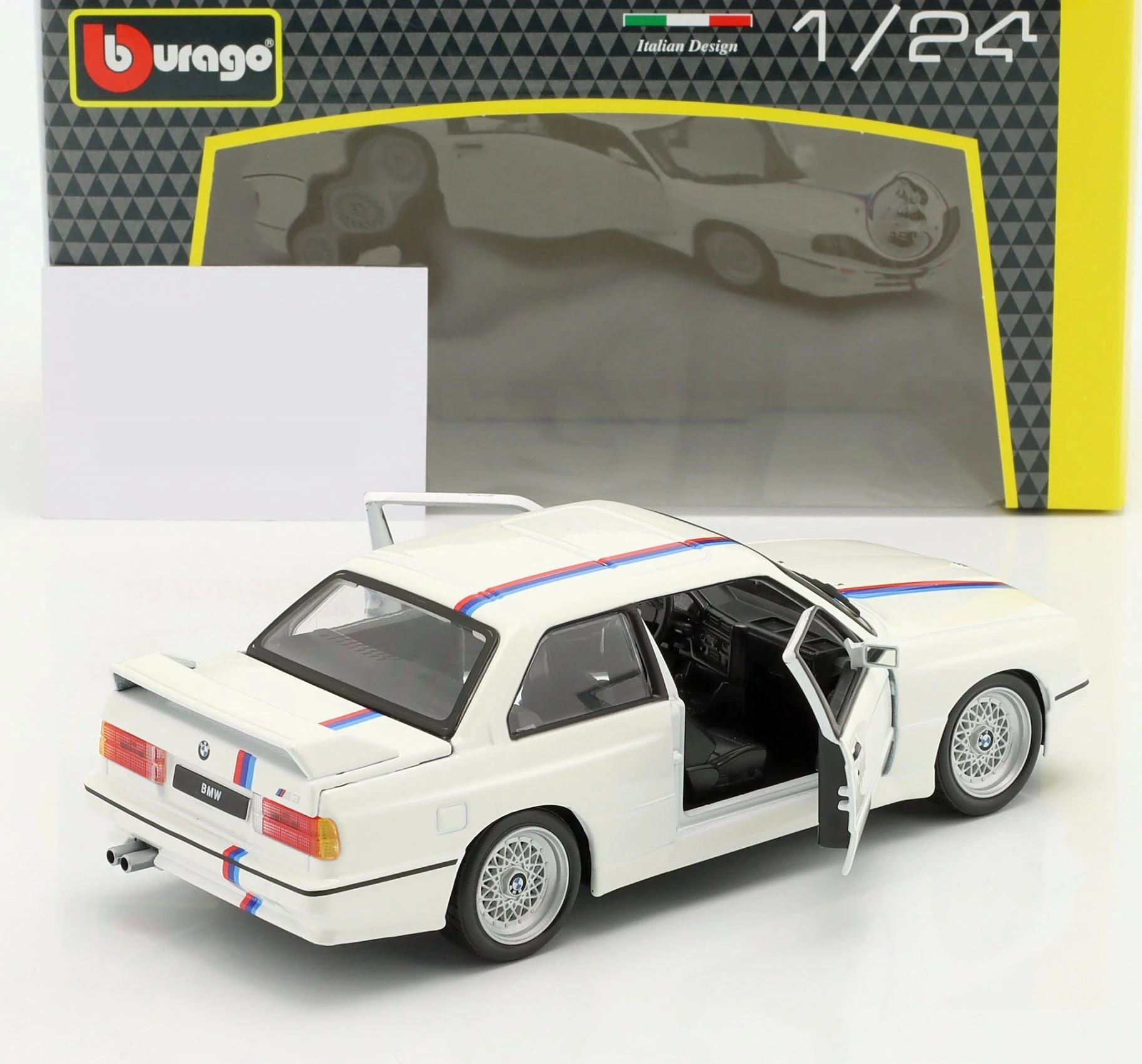Model makine Bburago BMW 3 Series M3 1988 (E30) 1:24, metal, dyer të lëvizshme, 18.5 cm, e bardhë