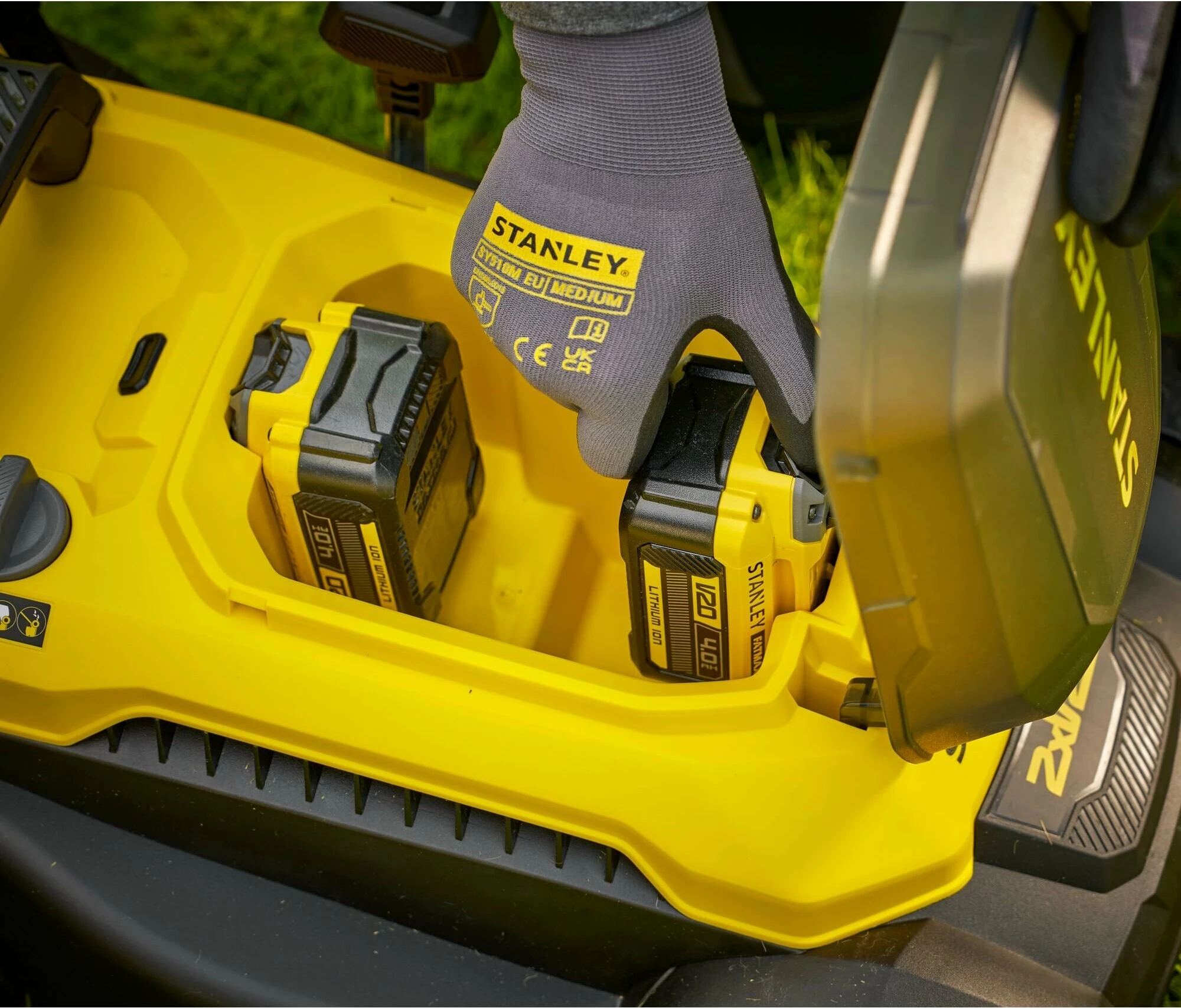 Kositëse bari pa kabllo Stanley SCMWP3701N-XJ 18V, 37 cm, 45 L, pa bateri/karikues, e verdhë/zezë
