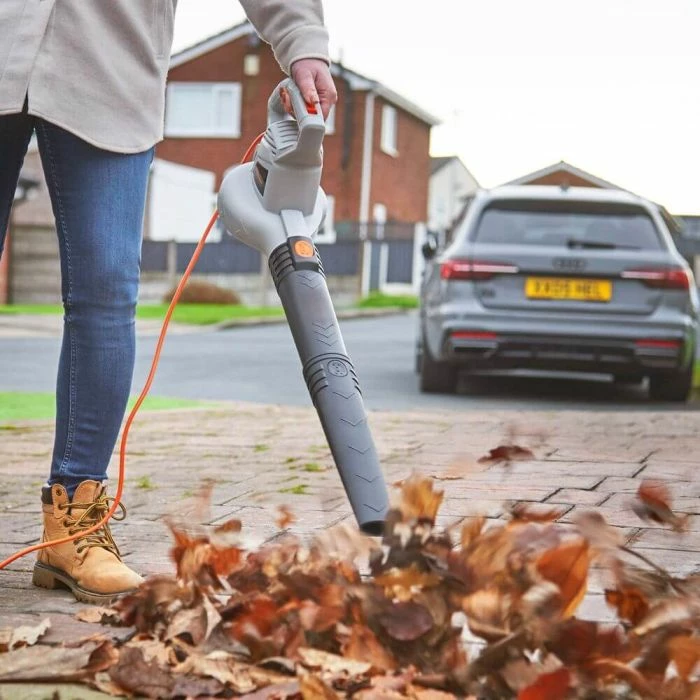 Fryrës për gjethe elektrik VONHAUS 3500362 3000W, kabllo 8 m, 2 shpejtësi, bardhë/zi