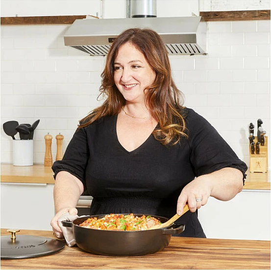 Tavë gize me kapak Staub Chistera 28 cm, e emaluar, për furrë/lavastovilje, e zezë