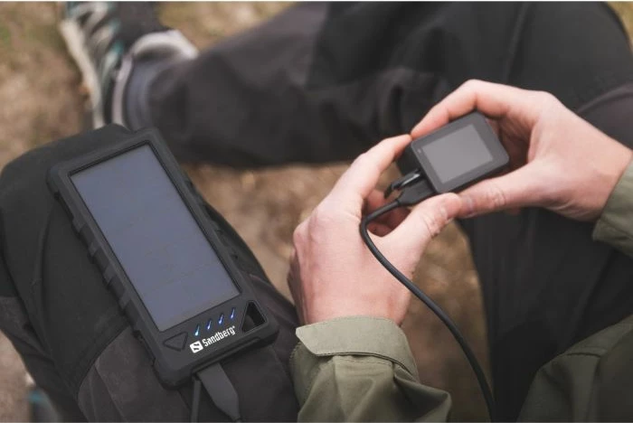 Powerbank solar outdoor Sandberg 420-35, 16000 mAh, IP67, PD 20W, i zi, set me 2 kabllo + karabinë