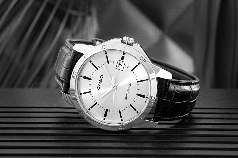 Orë dore për meshkuj Casio, e zezë