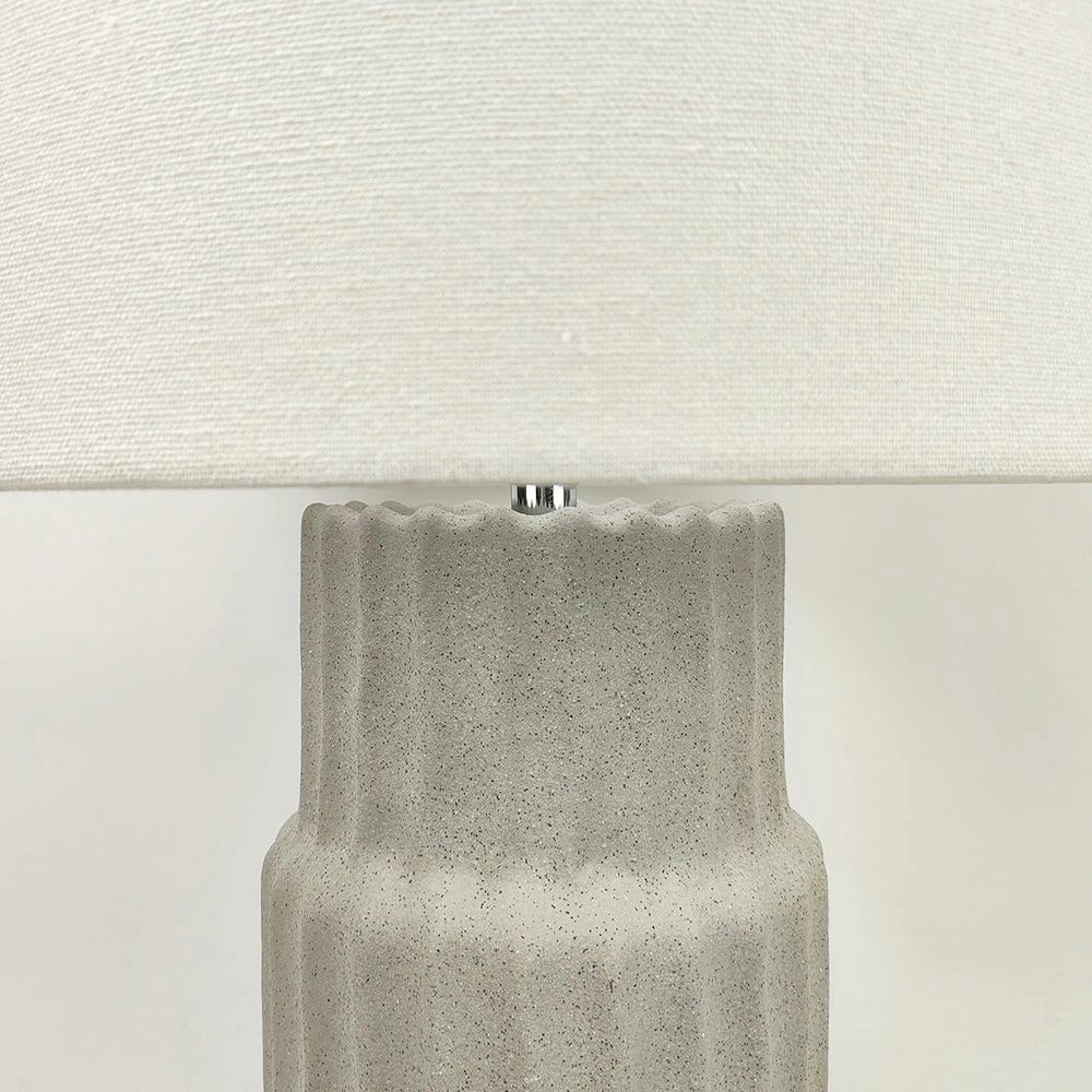 Llambë tavoline MARO, qeramikë gri e çelët, abazhur prej liri të bardhë, 33x3x59cm