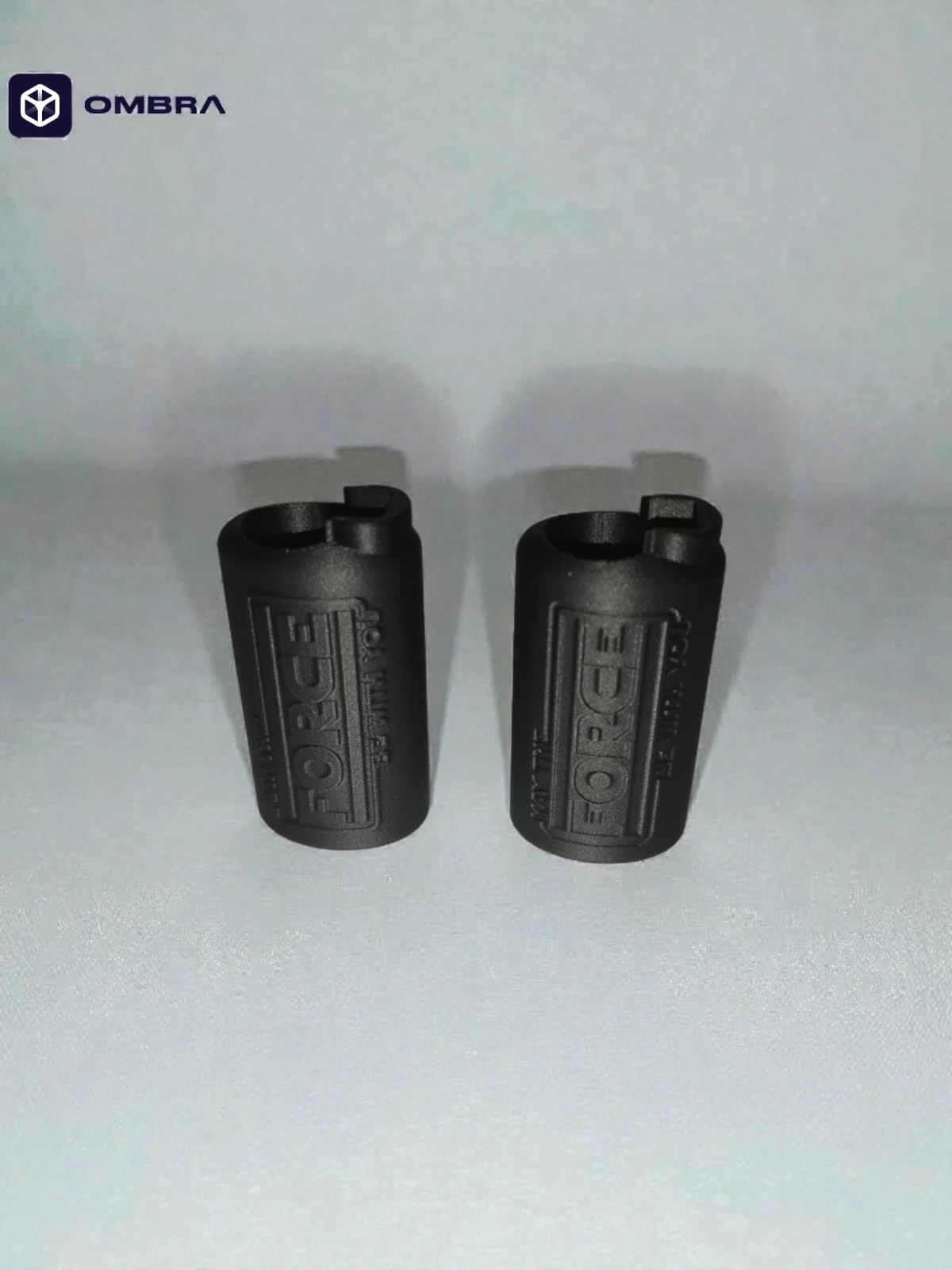 Mbajtëse për çakmak Clipper, dizajni "May Force", e zezë