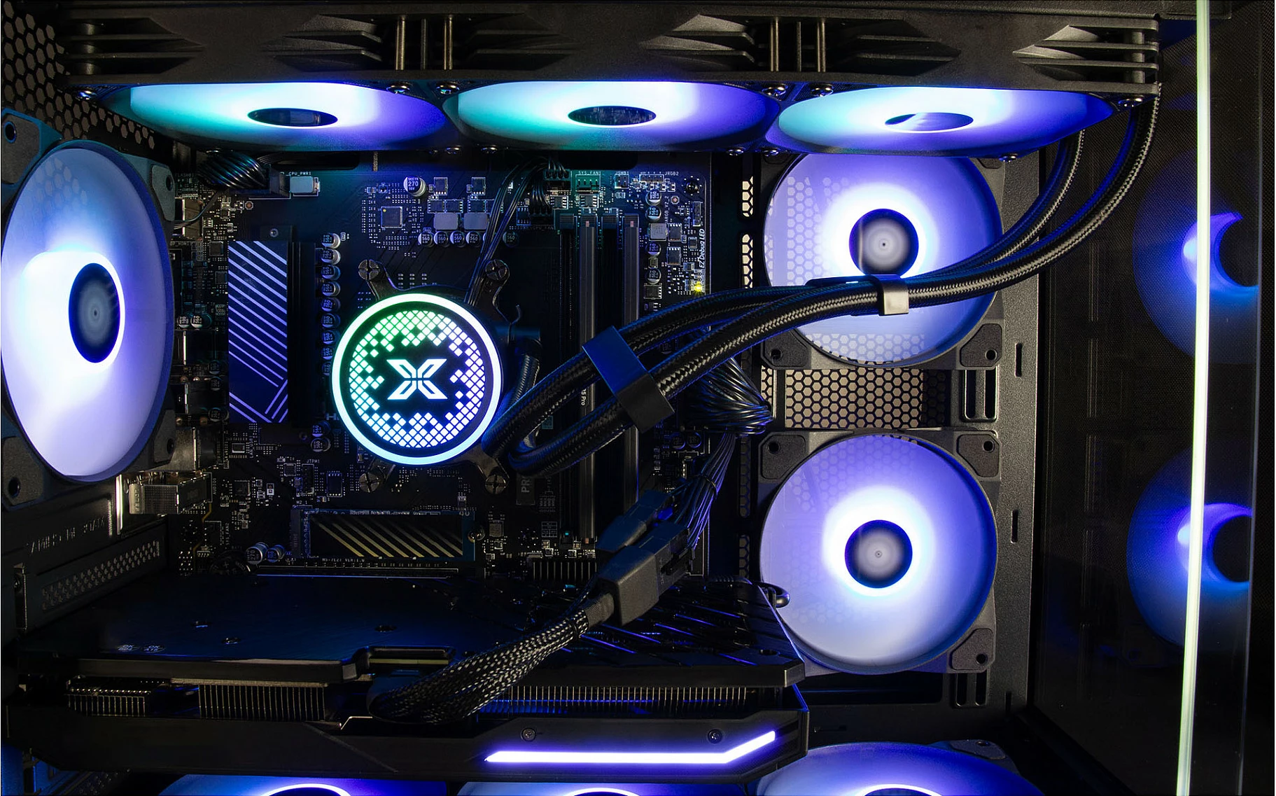 Kompjuter Gaming Captiva R90-031, Ryzen 7 5700X, 32GB RAM, 1TB SSD, GeForce RTX 5070 12GB, Windows 11, i zi me RGB