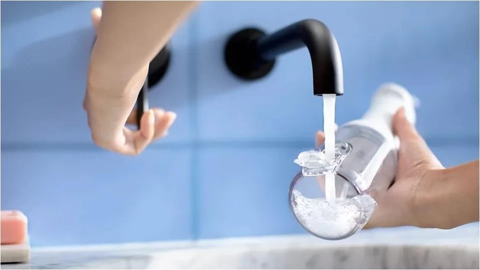 Irrigator oral Philips Sonicare HX3826/31 me bateri, me qese udhëtimi, i bardhë