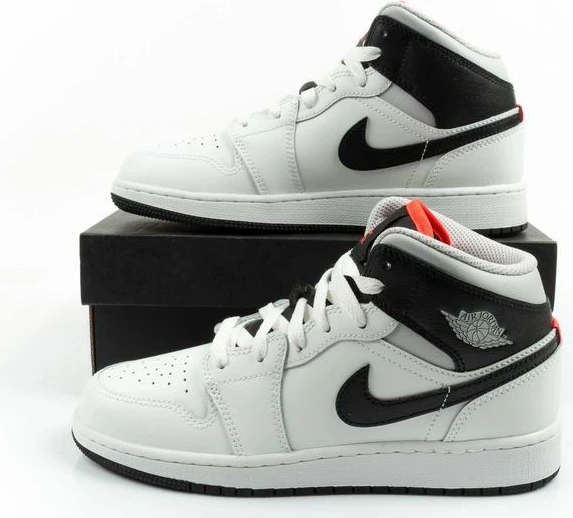 Atlete për femra Nike Air Jordan 1, të bardha të zeza