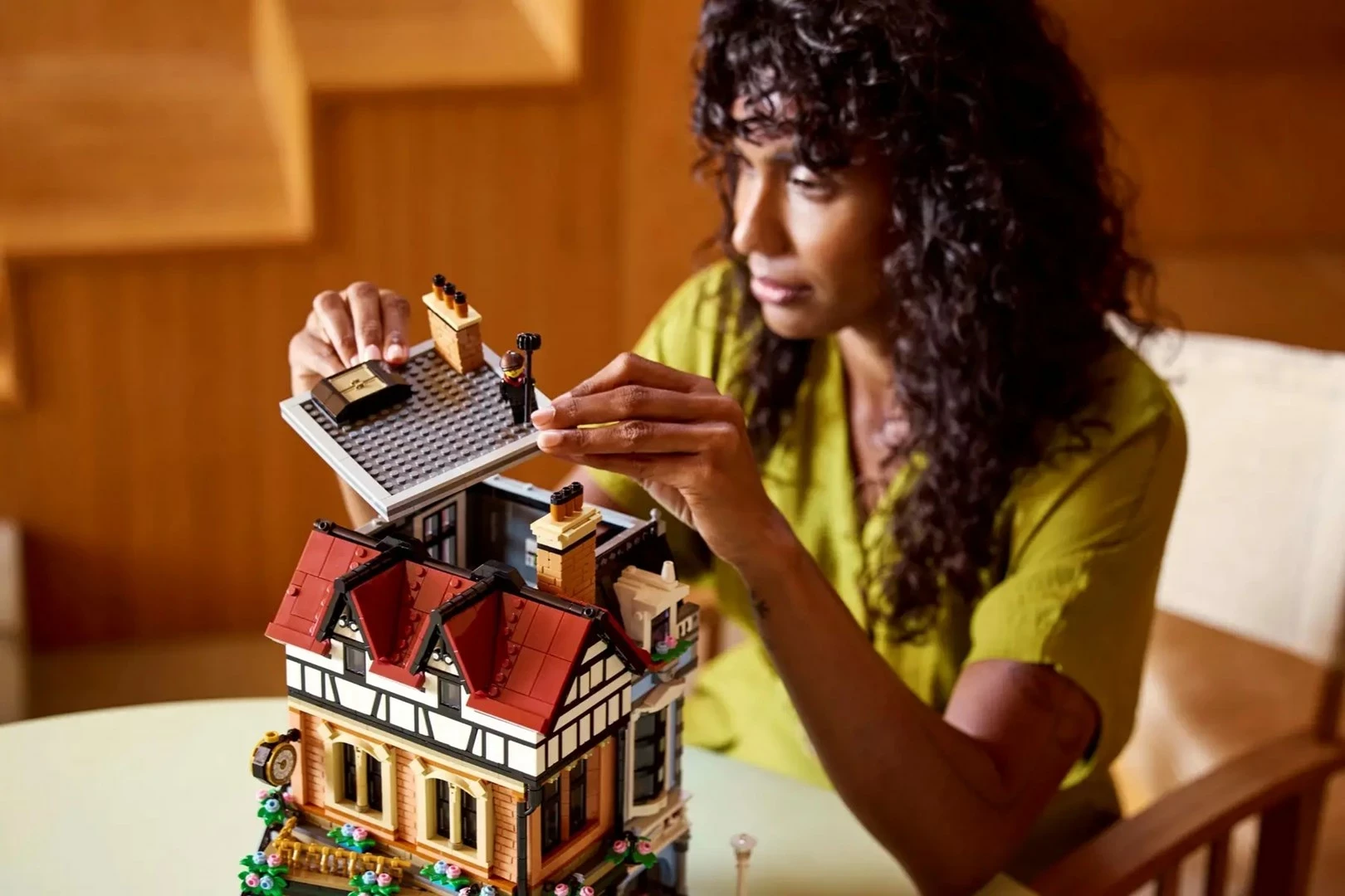 Set LEGO ICONS Tudor Corner 10350 me 8 minifigura