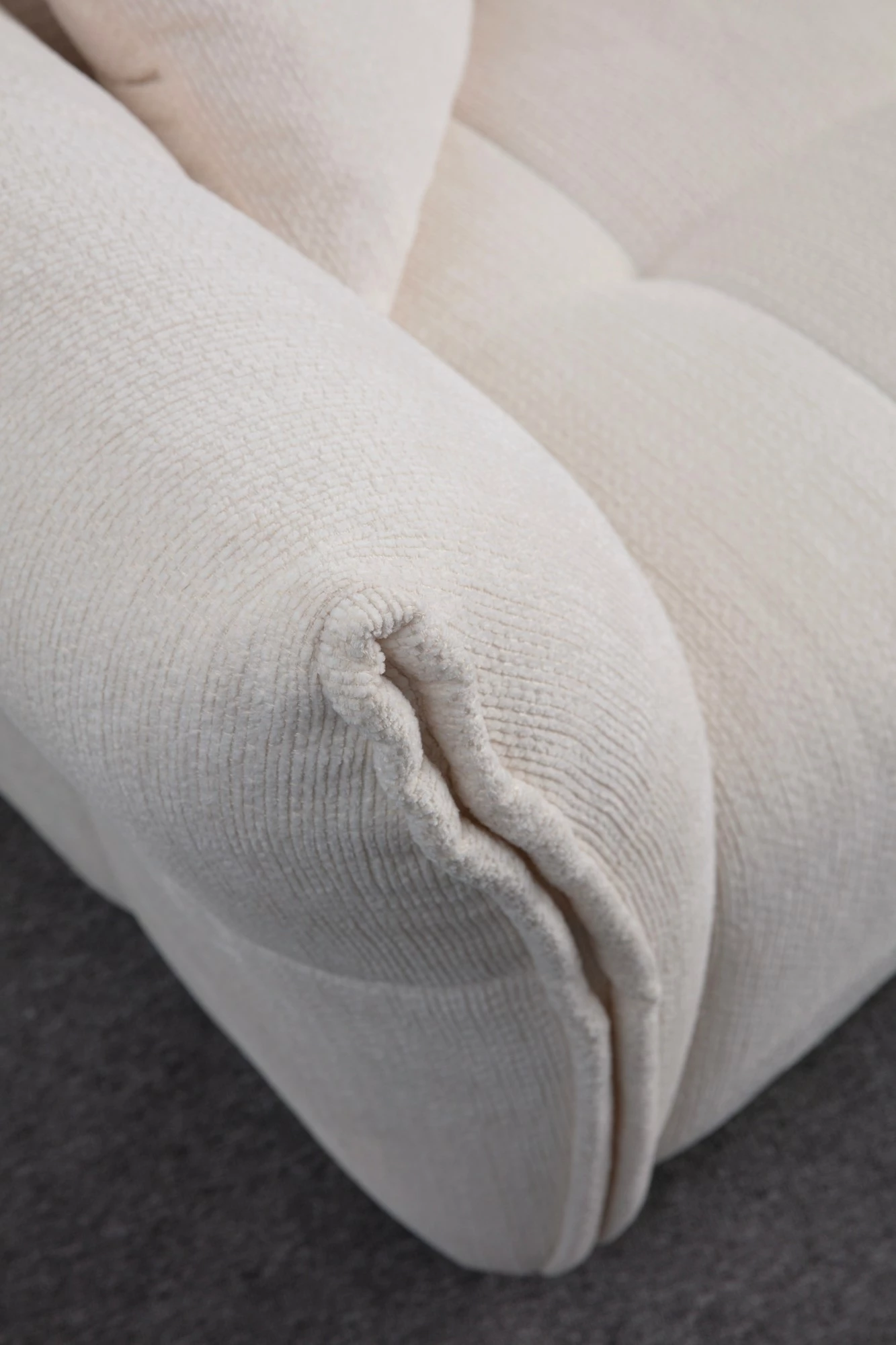 Këndore Boxer e bardhë, Atelier del Sofa, majtas