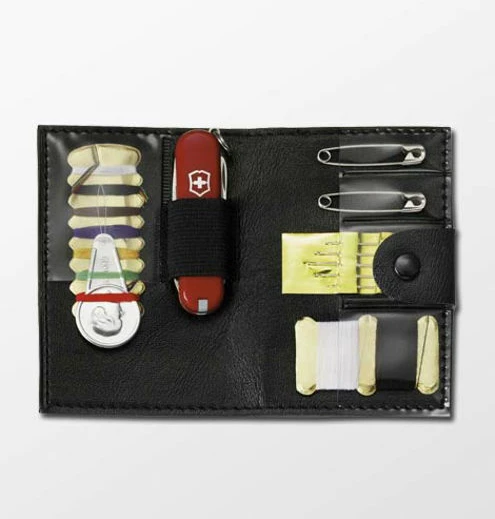 Set Victorinox për qepje, me nje brisk të kuq të vogël 