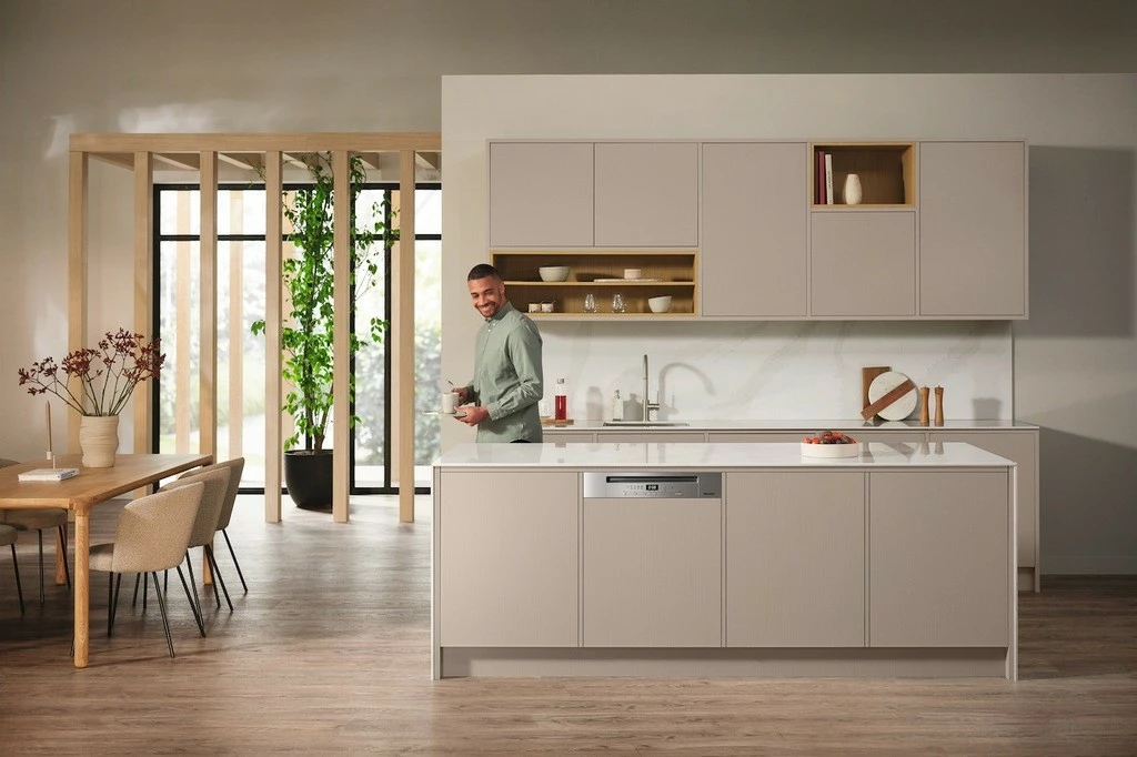Lavastovilje gjysmë e integrueshme Miele G 5811 SCi Active Plus, 14 vendosje, inox CleanSteel