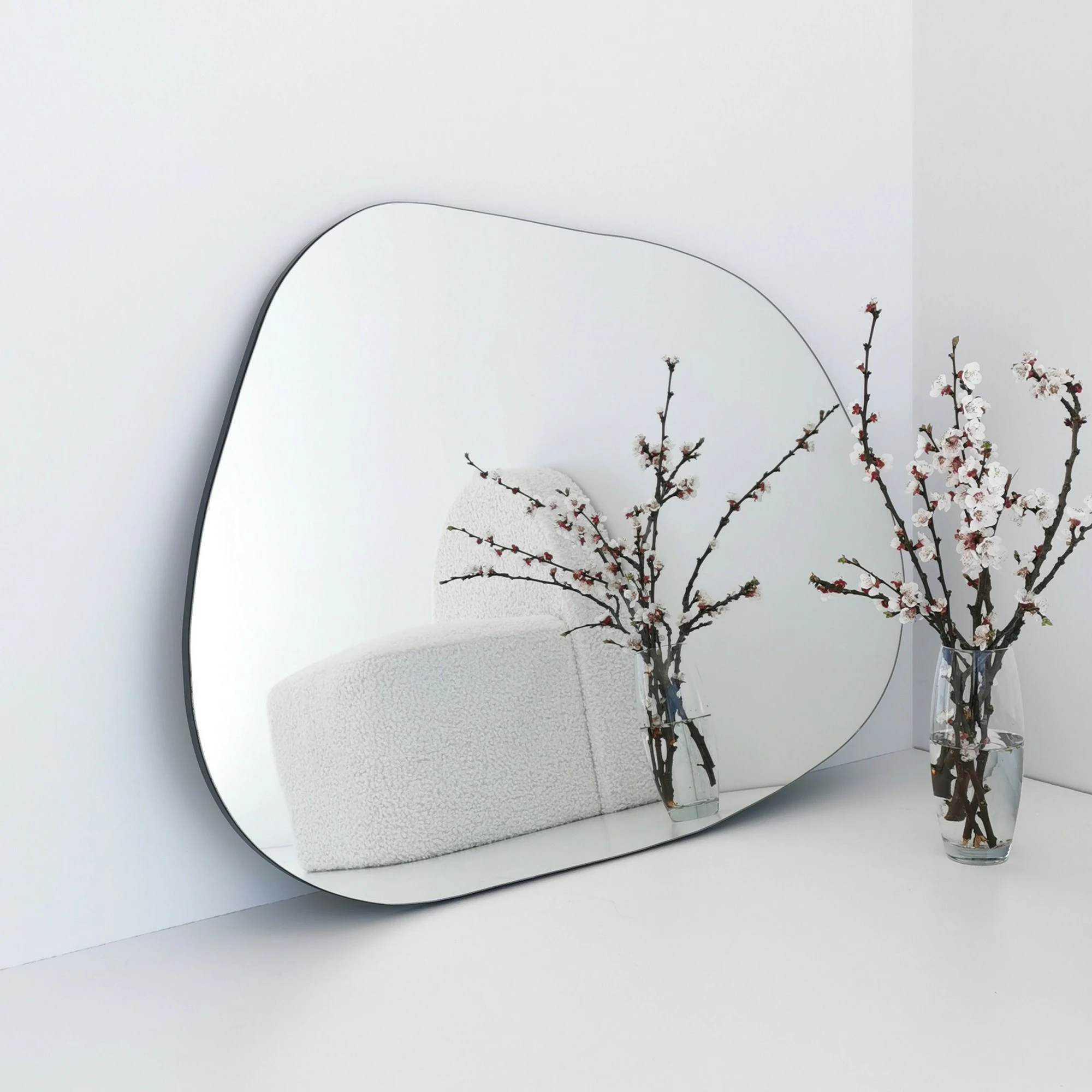 Pasqyrë moderne, formë amorfe, ngjyrë transparente, Hanah Home