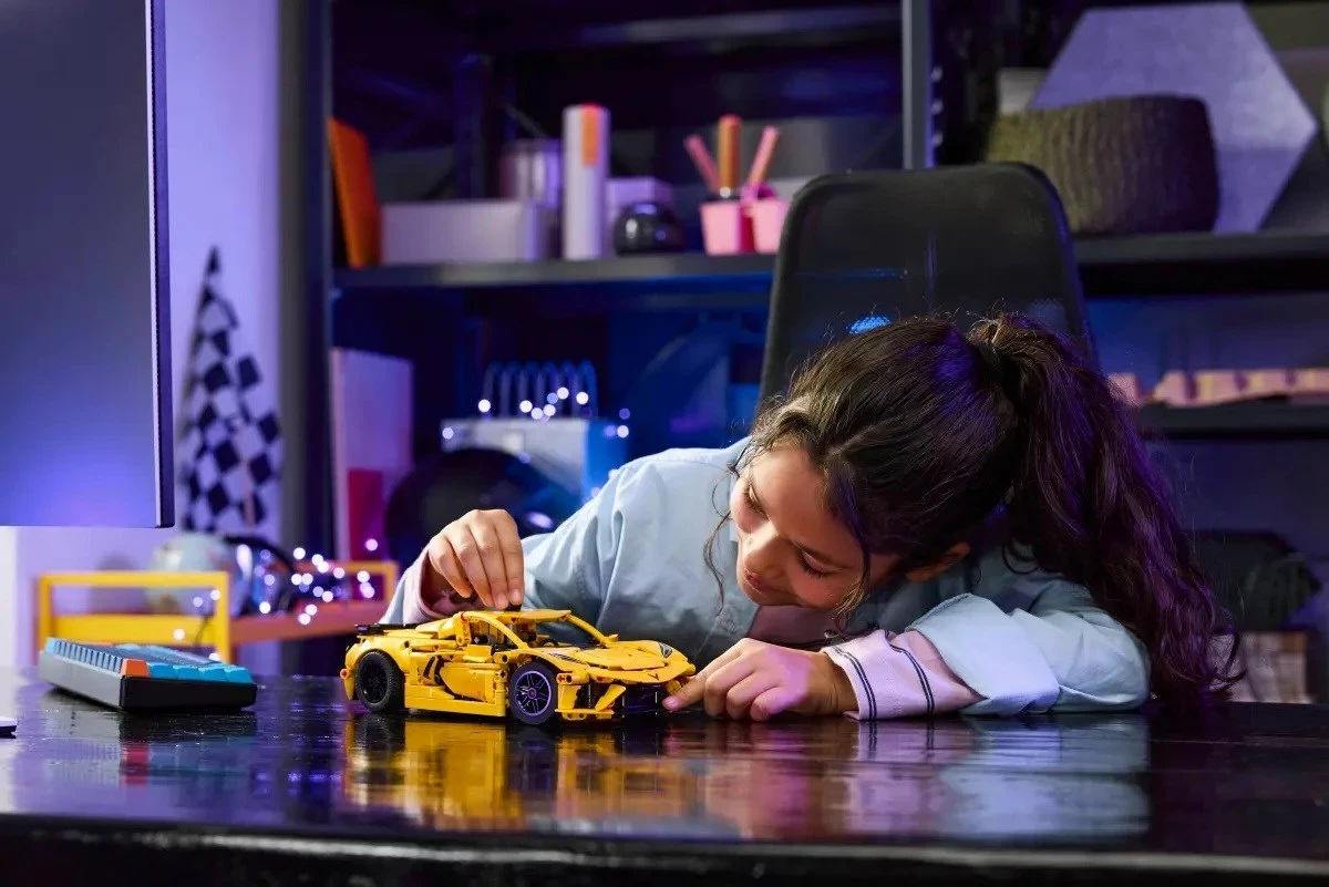 Lego Technic 42205 Chevrolet Corvette Stingray, 732 pjesë, Verdhë