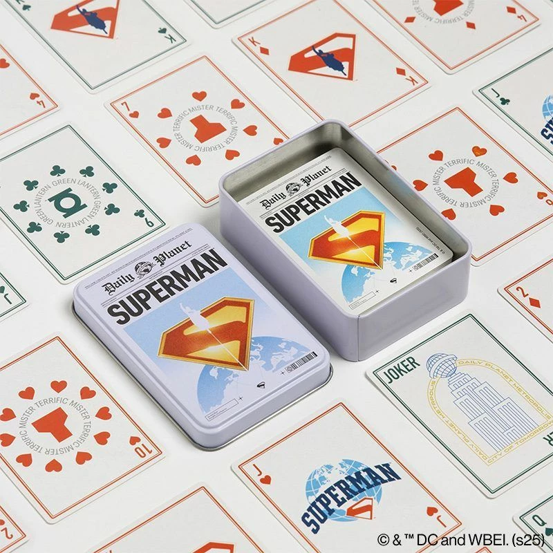 Karta loje Paladone Superman, set 52 karta + 2 jokera, me kuti metalike