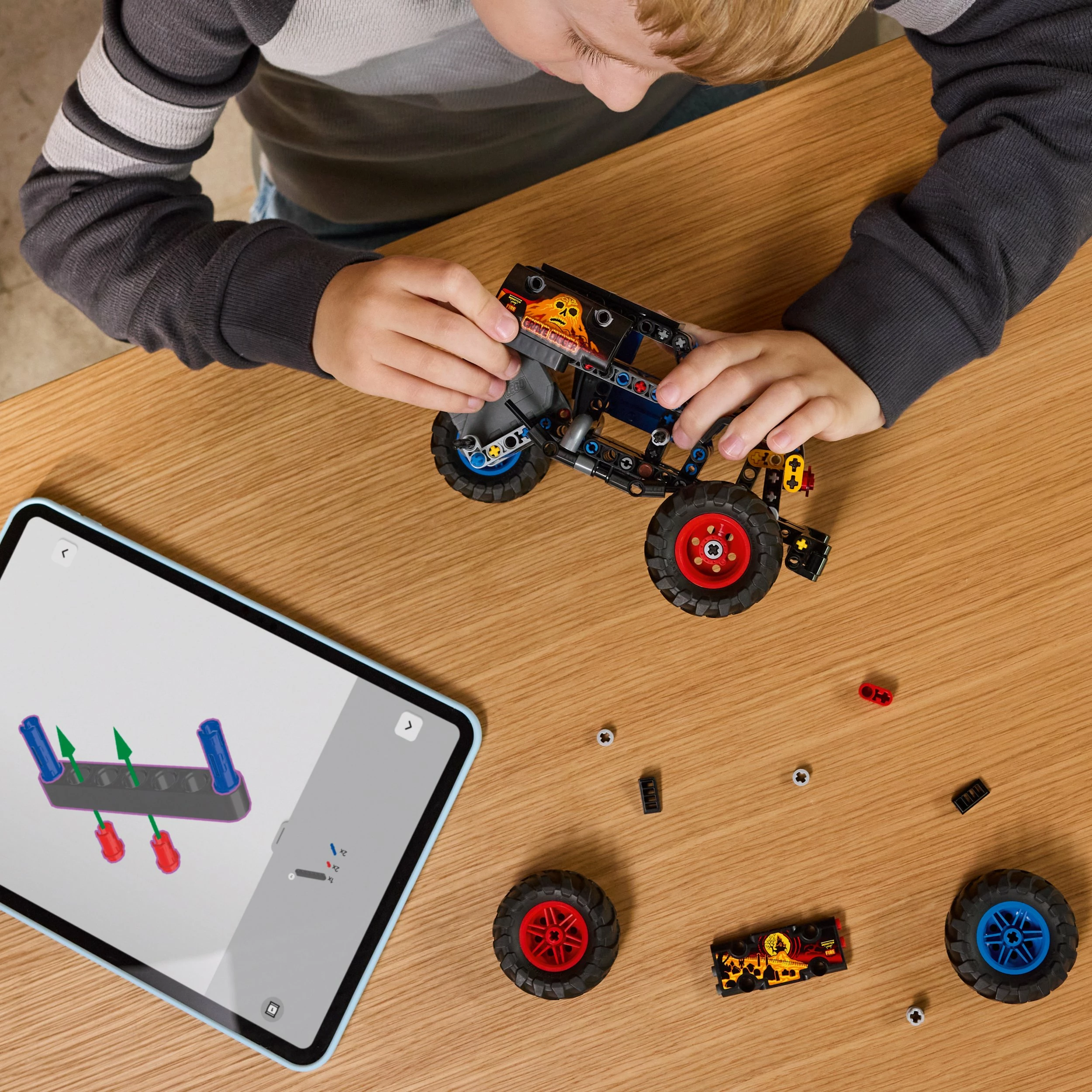 Set ndërtimi LEGO Technic Monster Jam Grave Digger Fire and Ice 42219, 263 copë, pull-back