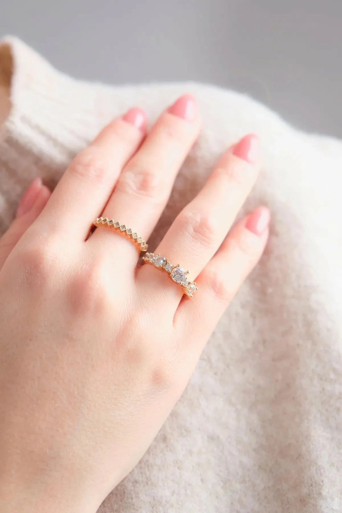 Unazë prej bronzi, ngjyrë ari, me gur zirkoni, Jumeon