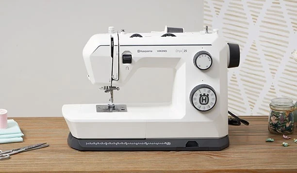 Makinë qepëse Husqvarna Onyx 25, e bardhë