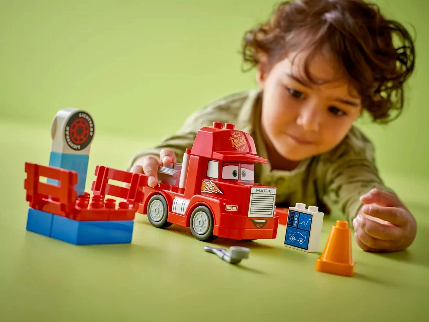 Set LEGO DUPLO Mack te Gara, 14 pjesë, Kuq