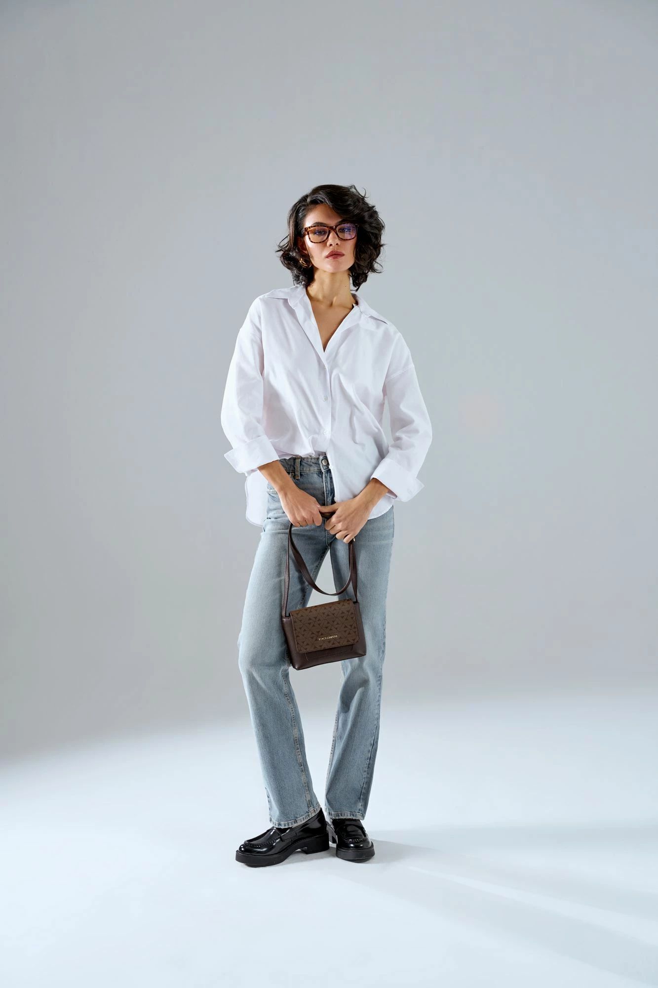 Çantë crossbody Vince Camuto, Matera, kafe me monogram