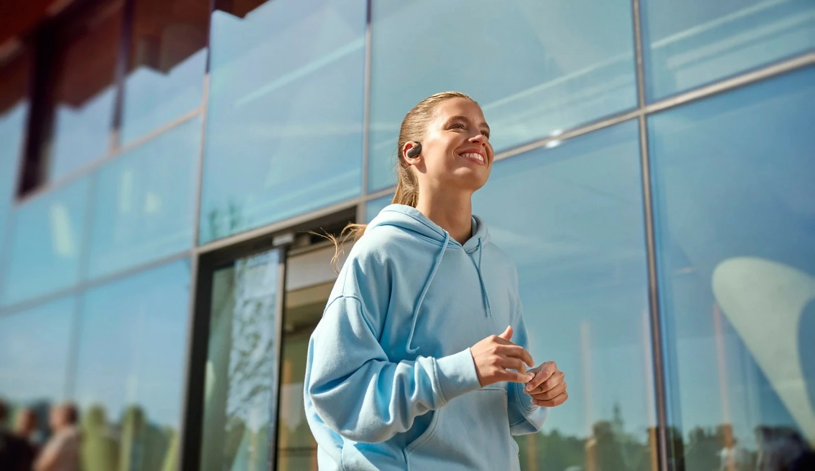 Kufje pa tela TWS, Philips TAA6709BK/00, open-ear sport me varëse mbi vesh, Bluetooth 5.4, IP55, deri 28h, USB‑C, e zezë/kuqe