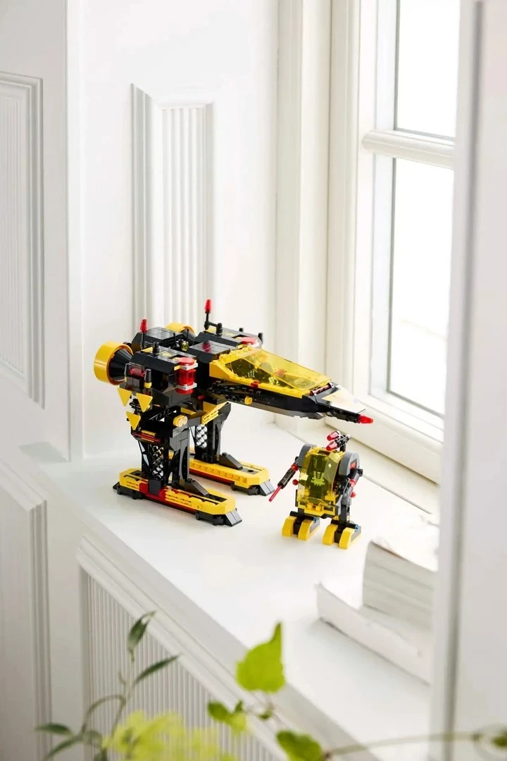 Set LEGO ICONS Blacktron Renegade 10355, 1151 pjesë, me 3 minifigura, për të rritur, zi/verdhe