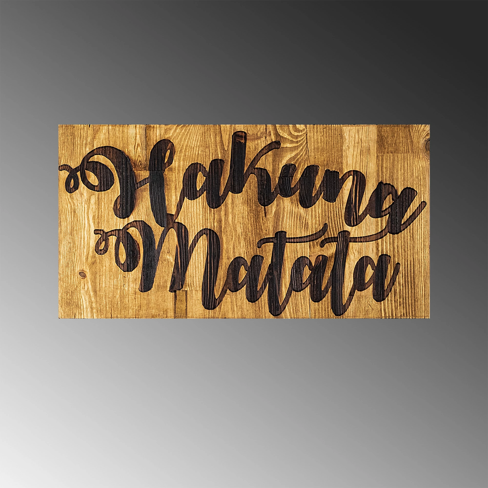 Aksesor dekorativ prej druri për mur, Hakuna Matata, ngjyrë arre dhe e zezë