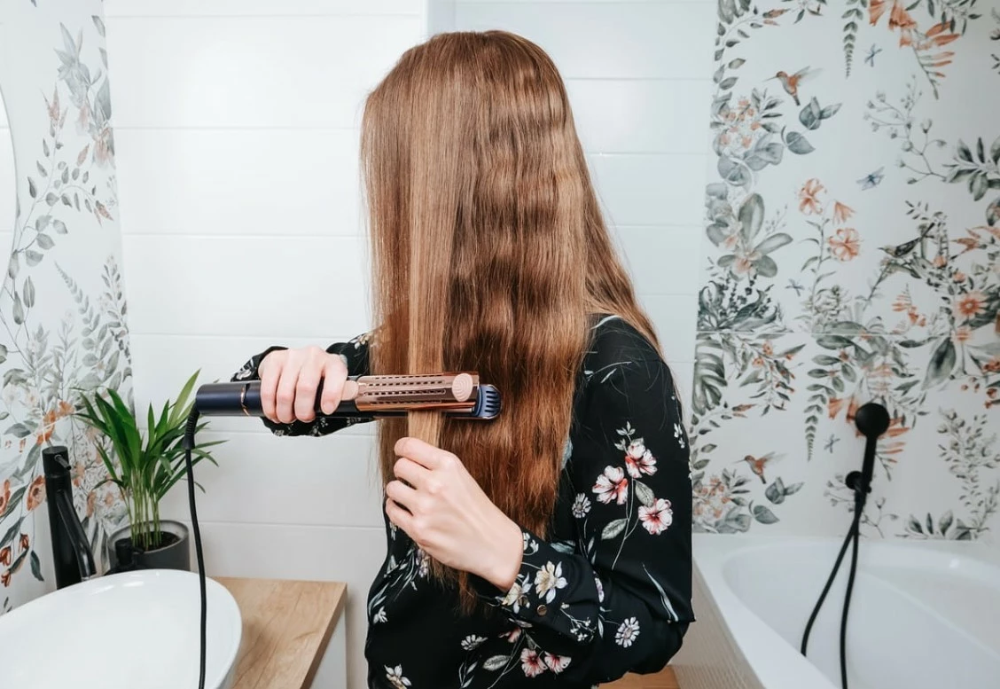 Drejtues flokësh, Concept, VZ8100, CoolAir, 140–220°C, pllaka qeramike, kabllo 2.5 m, blu navy/rozë gold, me kapak rezistent nxehtësisë dhe çantë