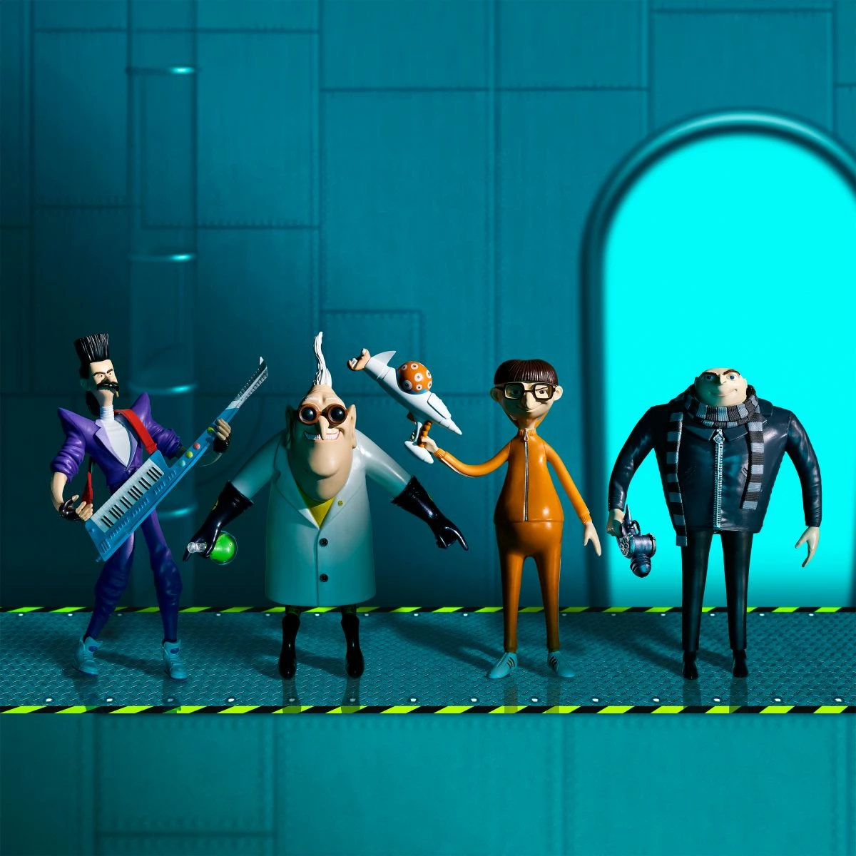 Figurinë fleksibile Noble Collection Bendyfigs Universal Minions Dr. Nefario 18.4 cm, me stand dhe gotë laboratorike