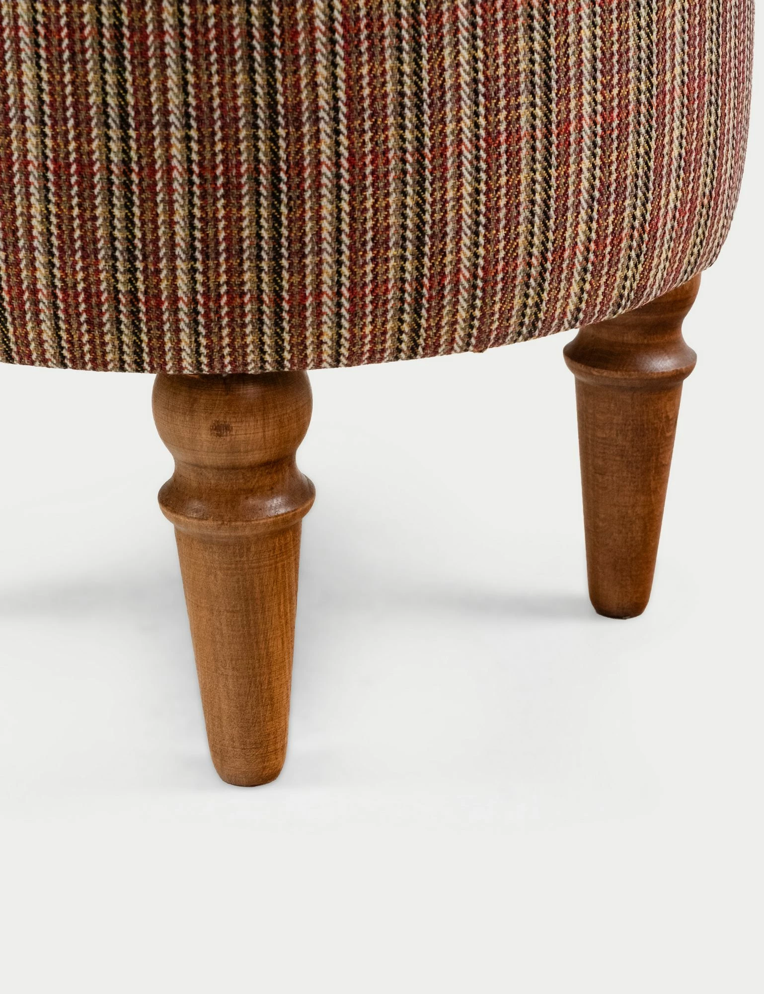 Tufet Saga Nostajik, multingjyrësh, këmbë arre, Atelier del Sofa