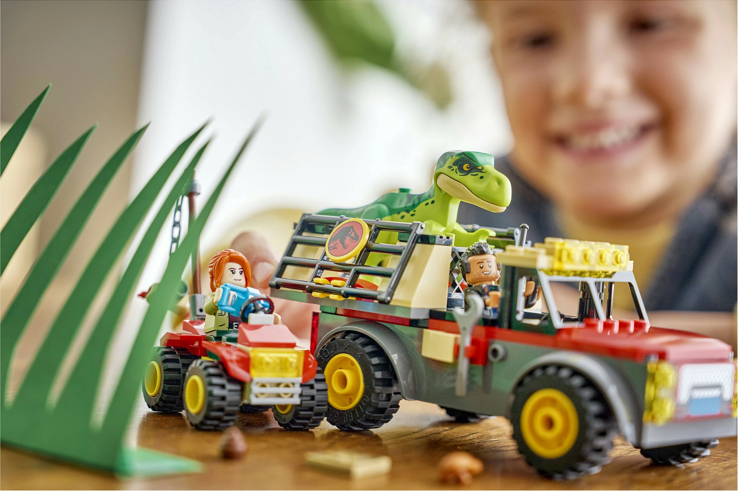 Set LEGO Jurassic World 77978 Young T. rex Transport Truck, 115 copë, kuqe/gri