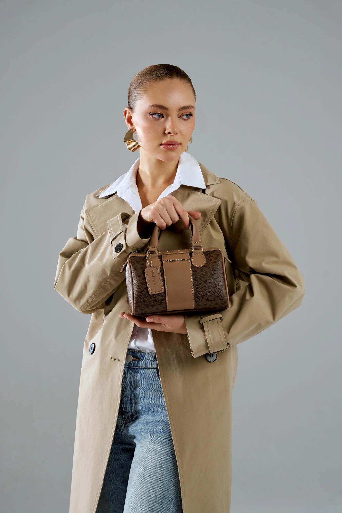 Çantë dore Vince Camuto Rimini, monogram, ngjyrë kafe dhe mink