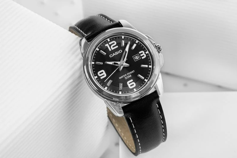 Orë dore për femra CASIO, e zezë