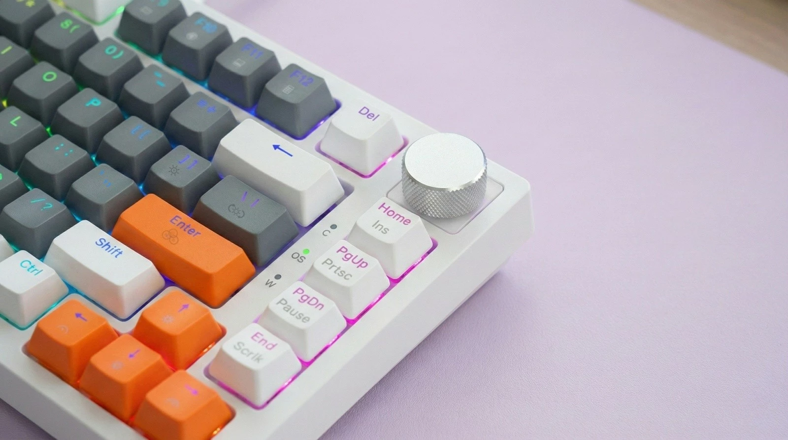 Tastierë magnetike Savio ASTRAL White 82-taste US QWERTY Outemu White Jade Hall RGB USB-C knob multimedia PBT keycaps, e bardhë, set 3 ngjyra kapakësh