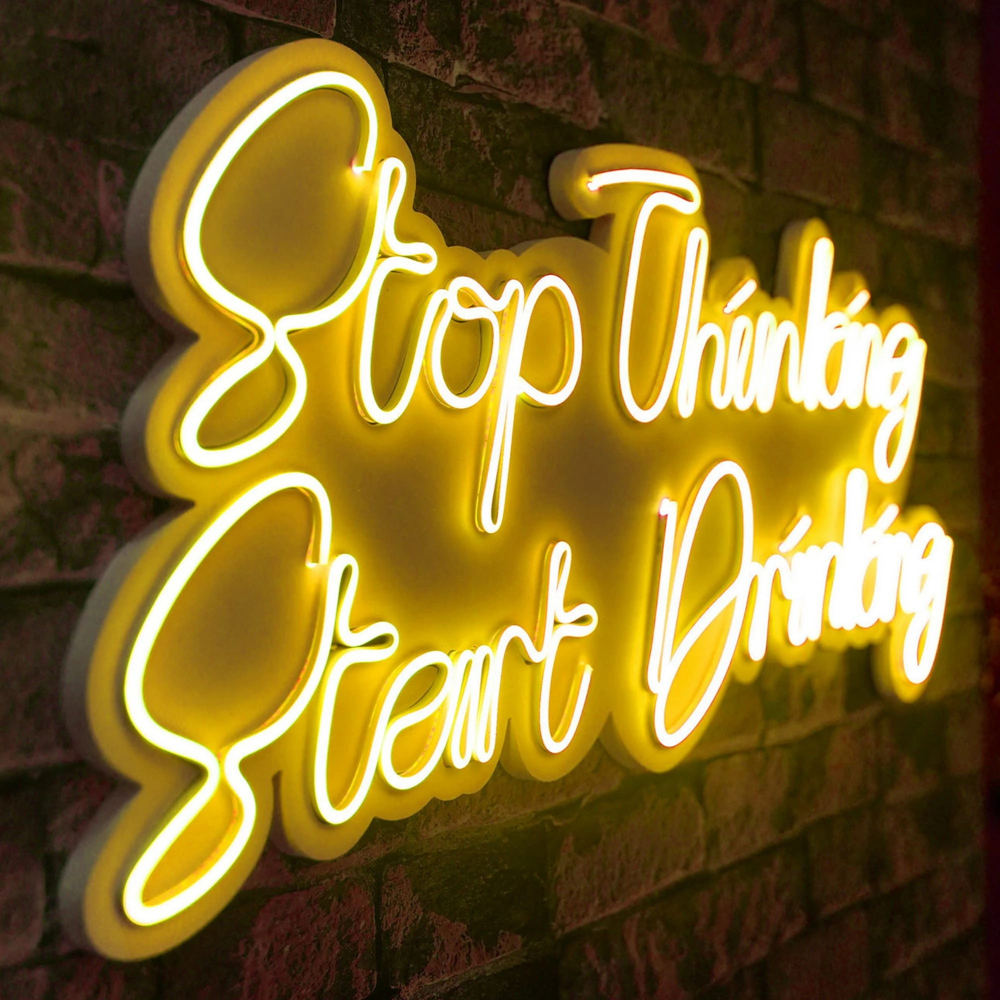Dritë dekorative LED në mur, 'Stop Thinking Start Drinking', ngjyrë e verdhë