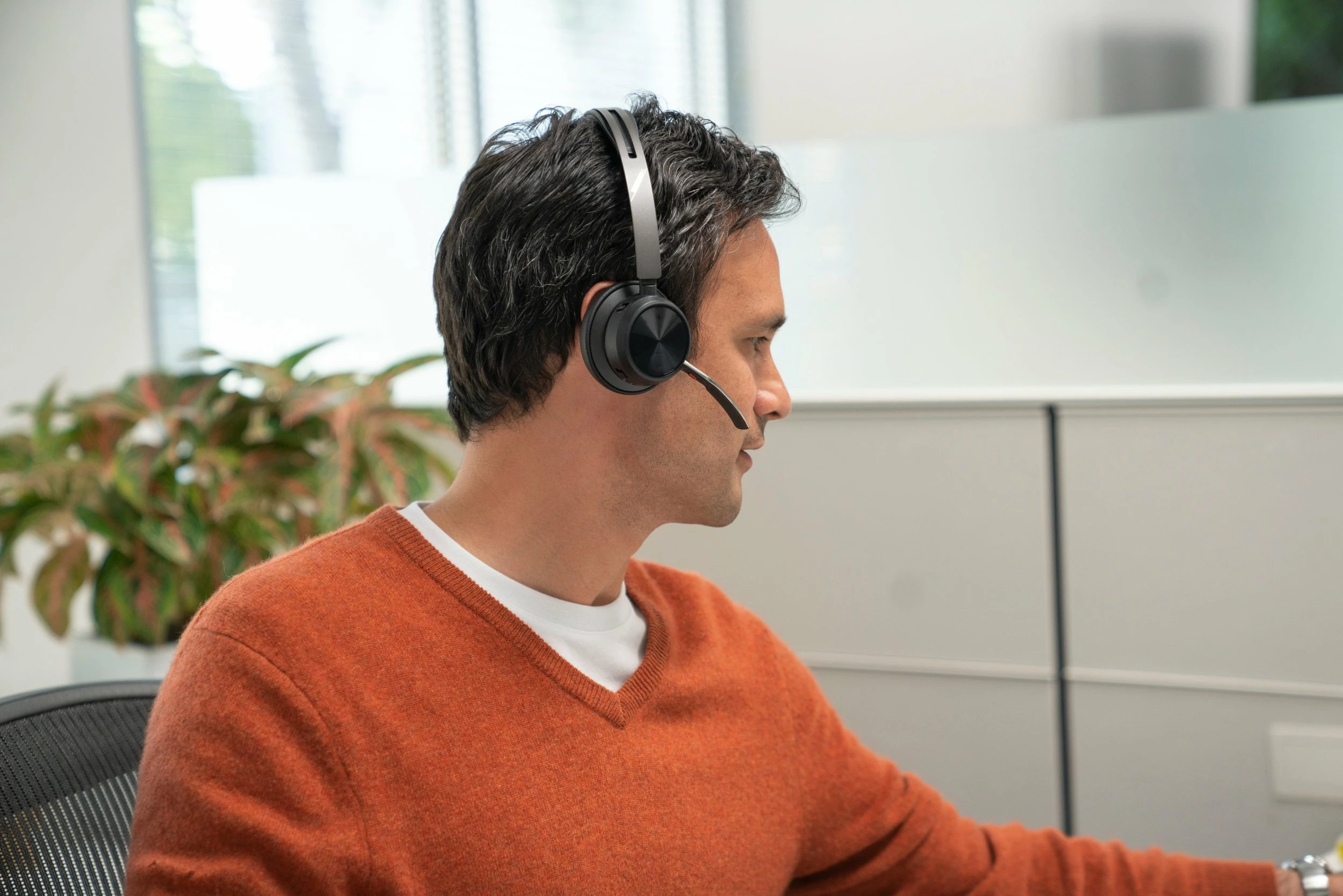 Kufje Poly Voyager Focus 2 9T9J5AA, Bluetooth 5.1, ANC, me stacion karikimi, të zeza