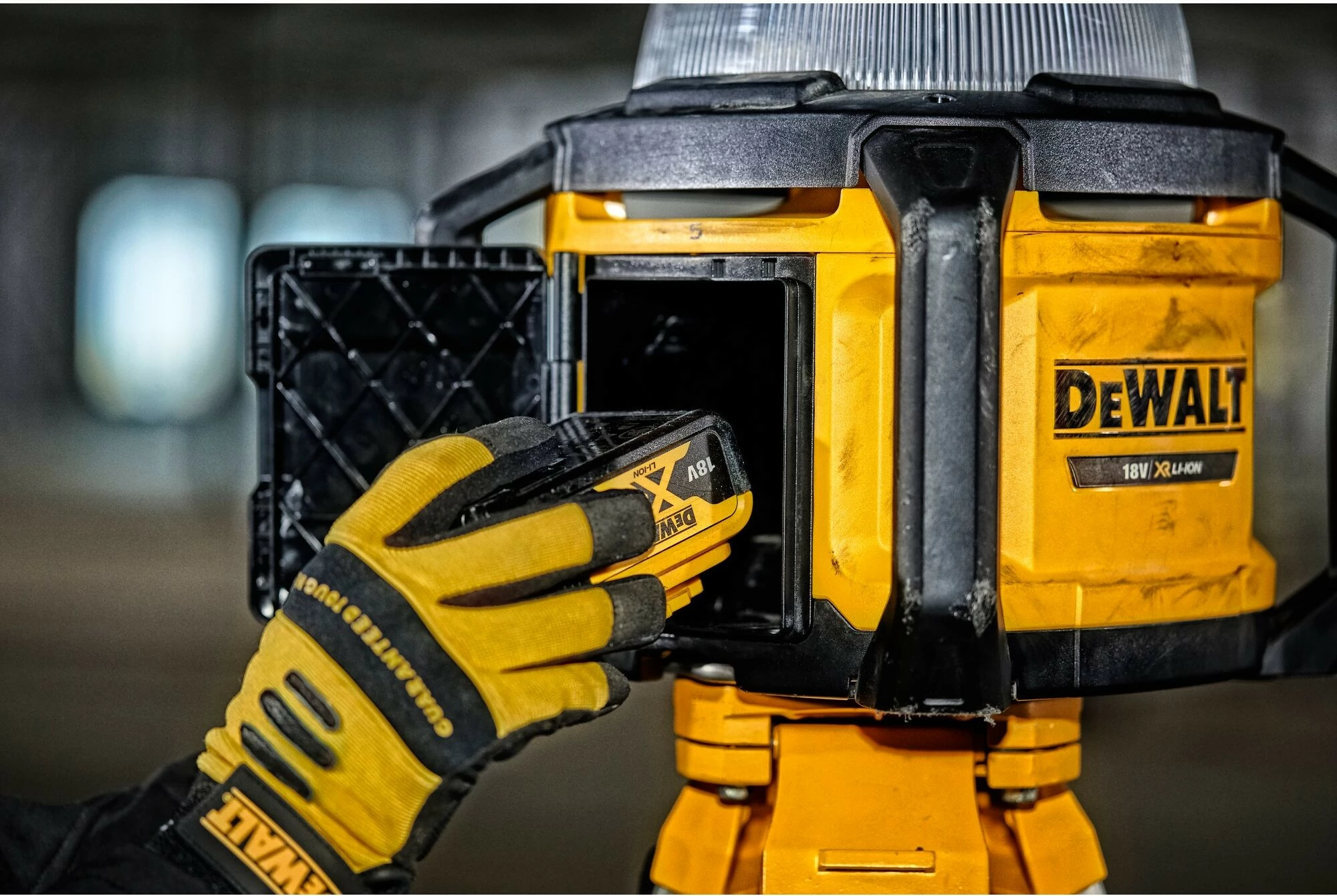 Prozhektor portativ DeWALT 18V, për kantier, i verdhë/zi