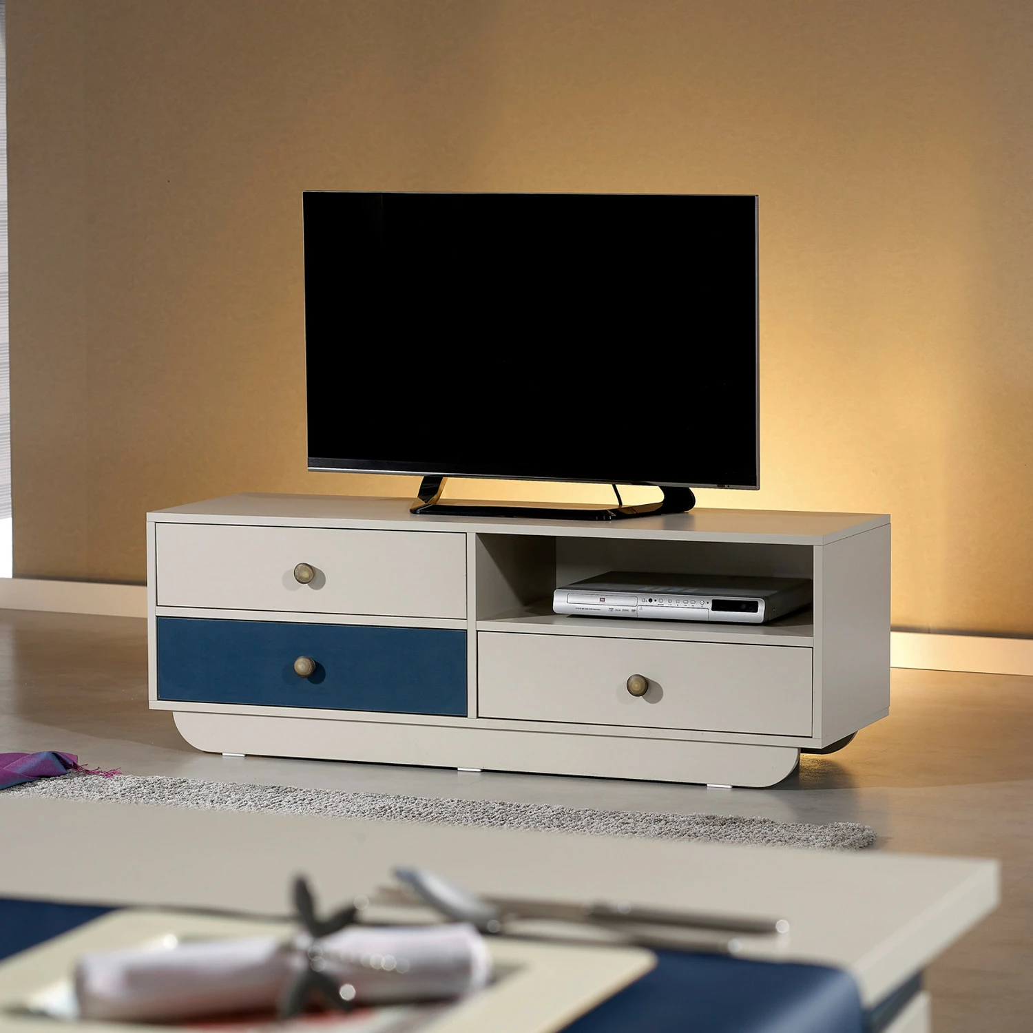 Komodë TV Hanah Home, Casablanca, e bardhë dhe blu