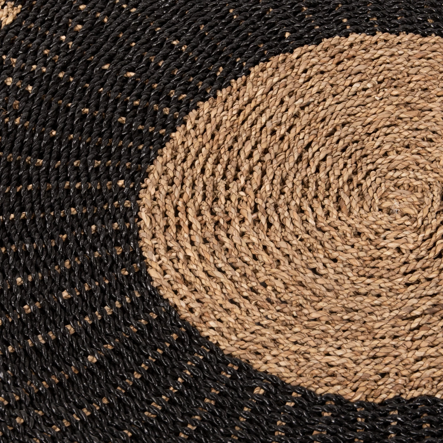 Tepih i rrumbullakët KIRKI, fibra natyrale të barit të detit, ngjyrë e zezë-natyrale, Φ120 cm